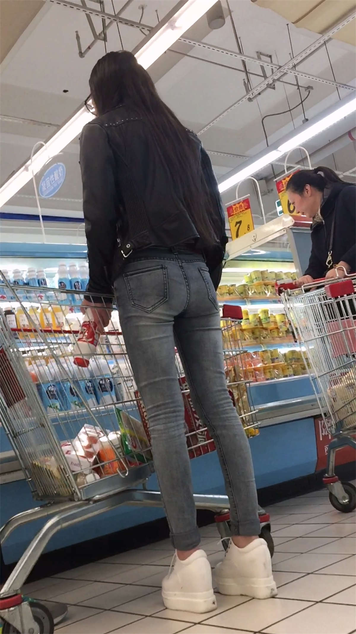 图片[2]-逛超市的紧身灰牛漂亮小姐姐-日更街拍