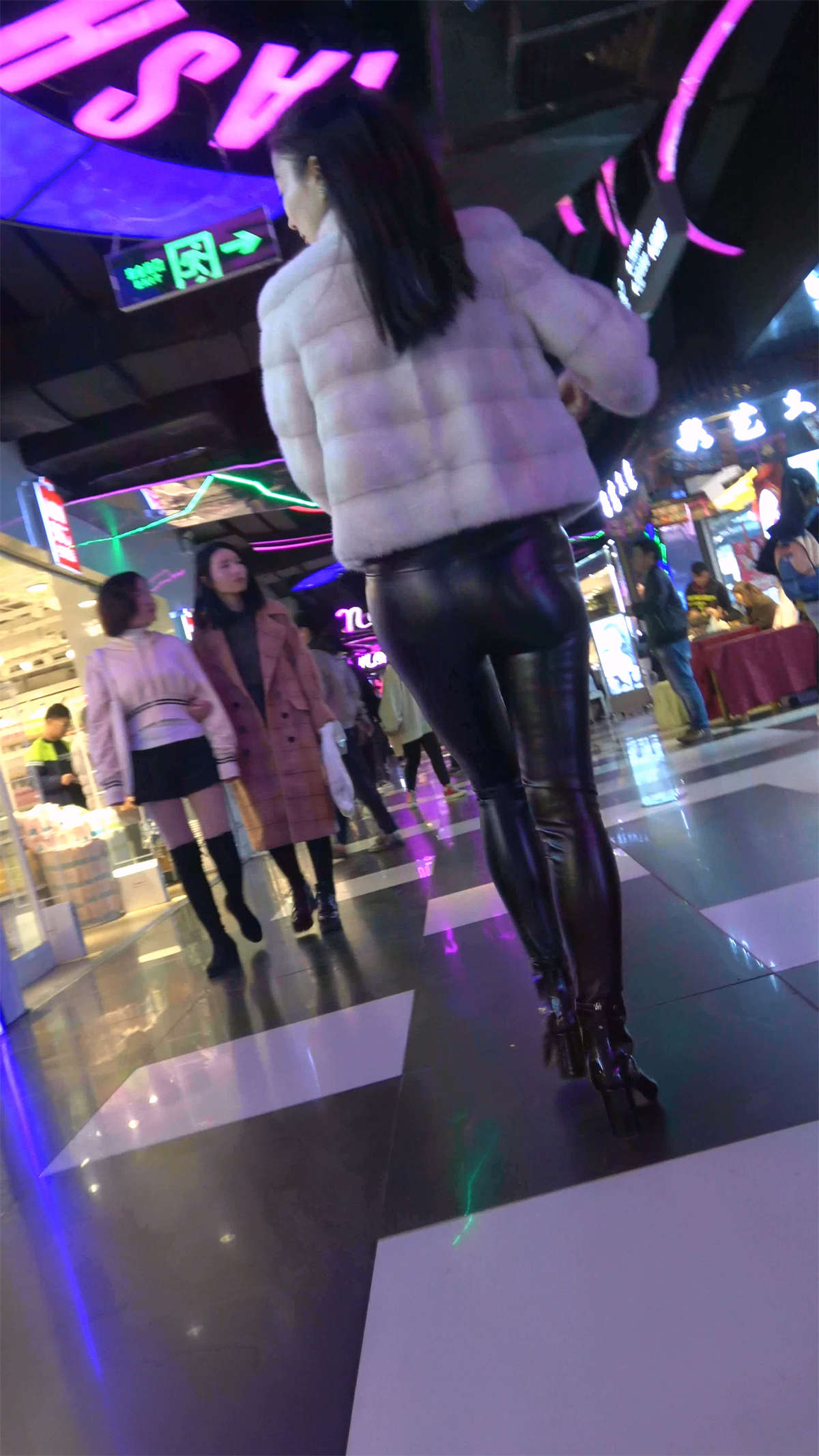 黑色紧身皮裤MM-日更街拍