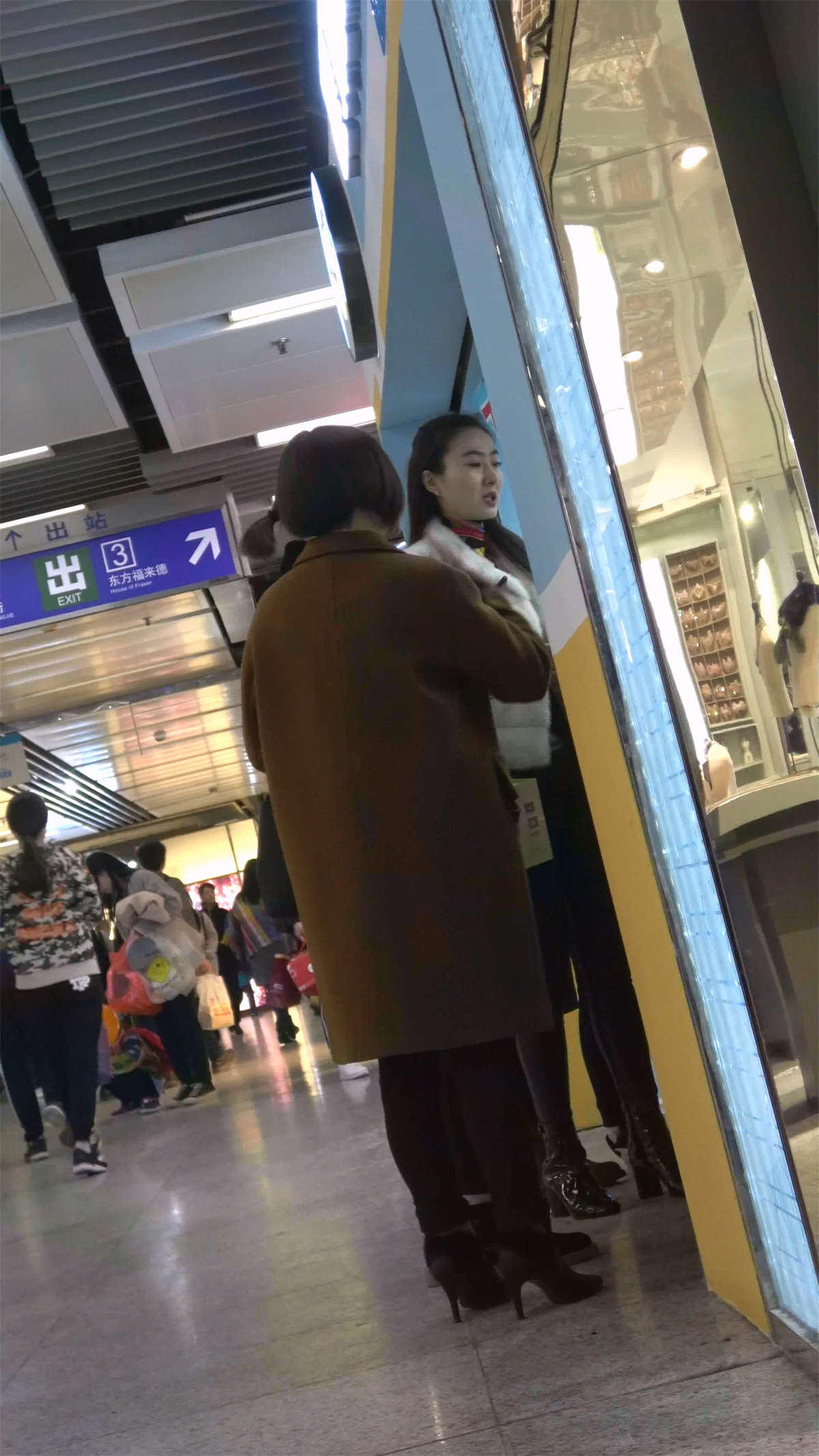 图片[2]-黑色紧身皮裤MM-日更街拍