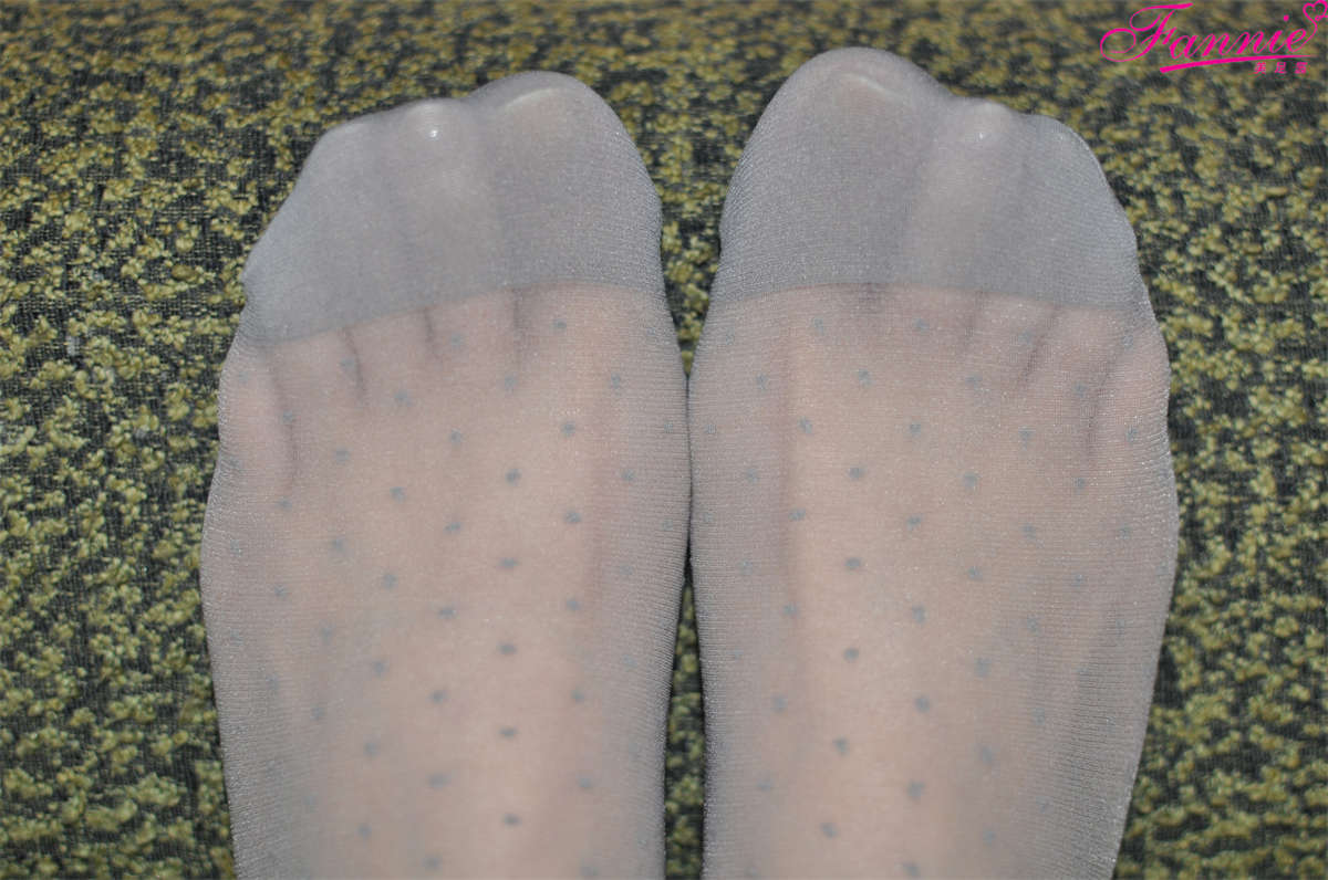 Fannie芬妮美足园NO.343 夏日柔情（灰色波点短丝）-日更街拍