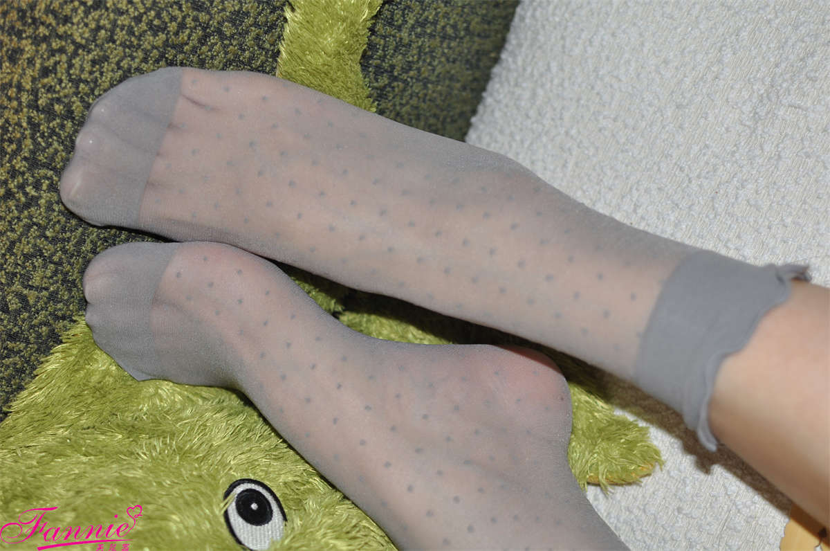 图片[2]-Fannie芬妮美足园NO.343 夏日柔情（灰色波点短丝）-日更街拍