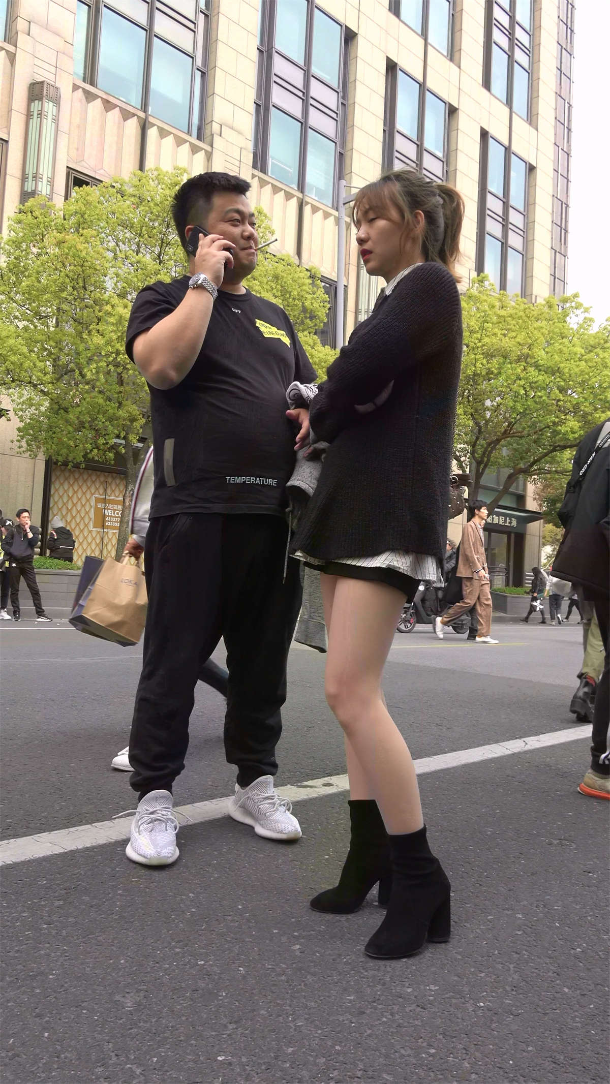 美女小姐姐穿上丝袜的美腿完全看不出-日更街拍