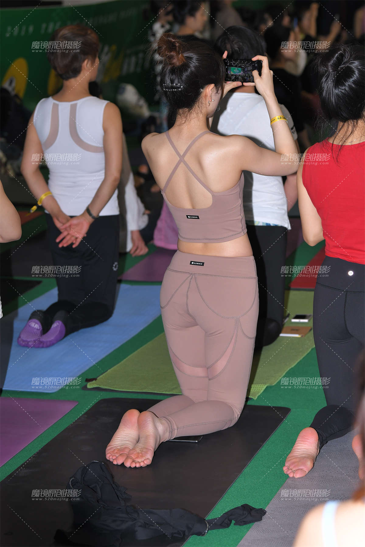 图片[2]-【视觉冲击赛贴】咖啡色瑜伽套装美女-日更街拍