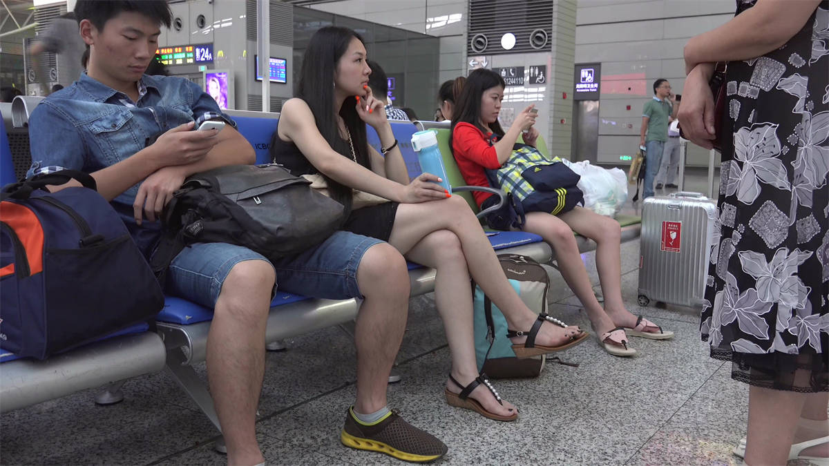 图片[2]-车站候车室里面的 长腿美妇的叠趾艳足-日更街拍