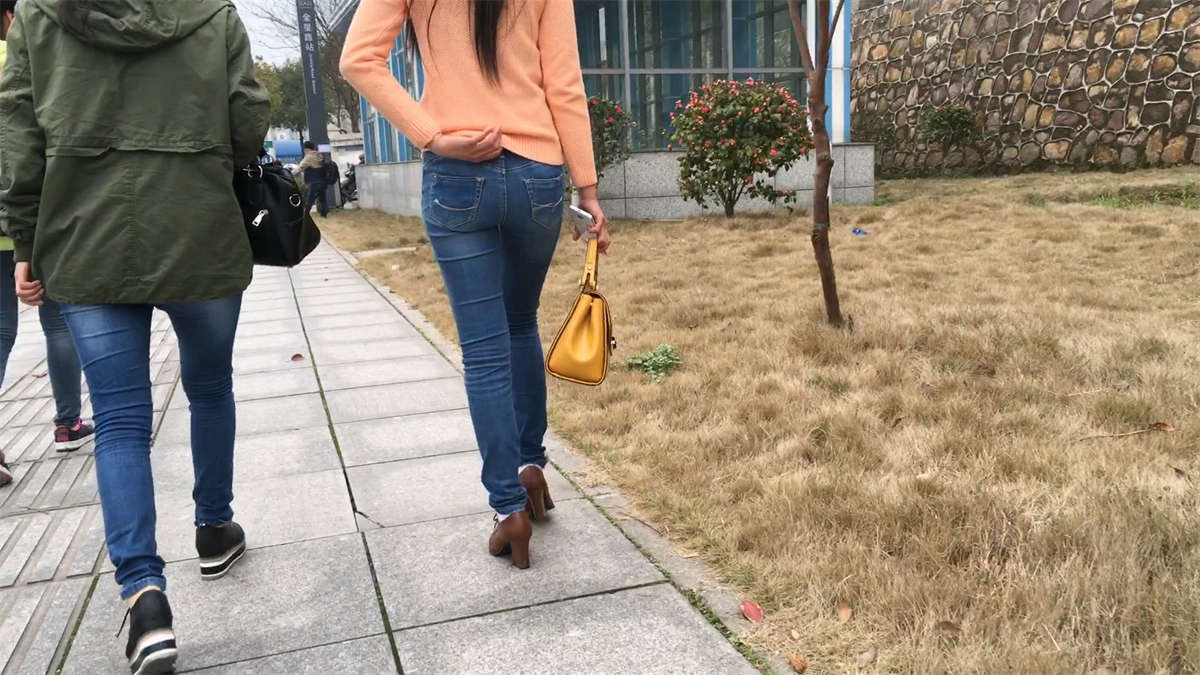 超紧绷的蓝牛MM姐妹-日更街拍