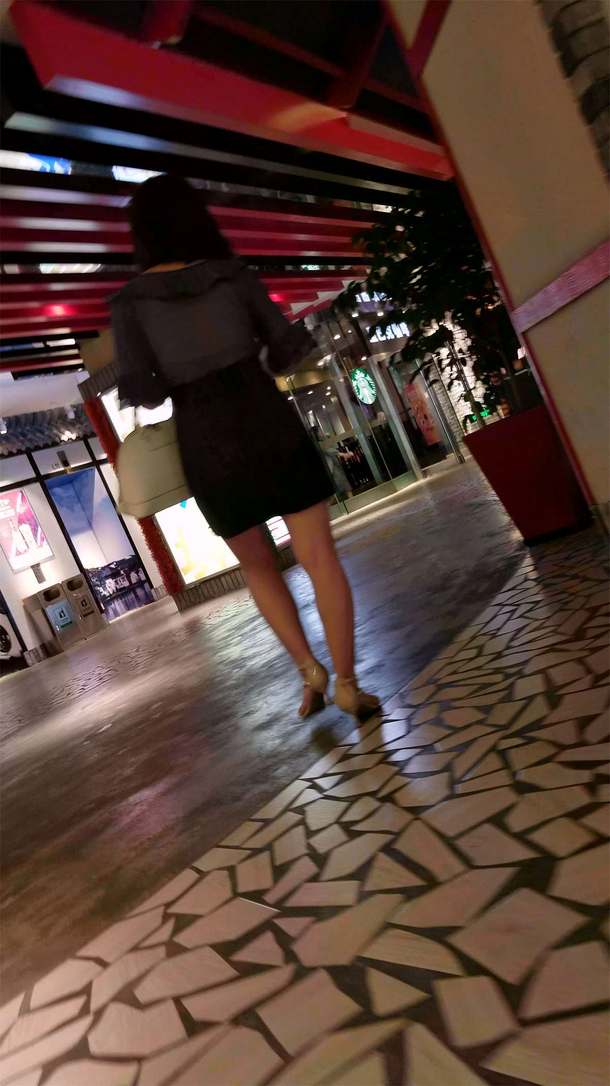 图片[2]-皮裙美腿美女姐姐-日更街拍