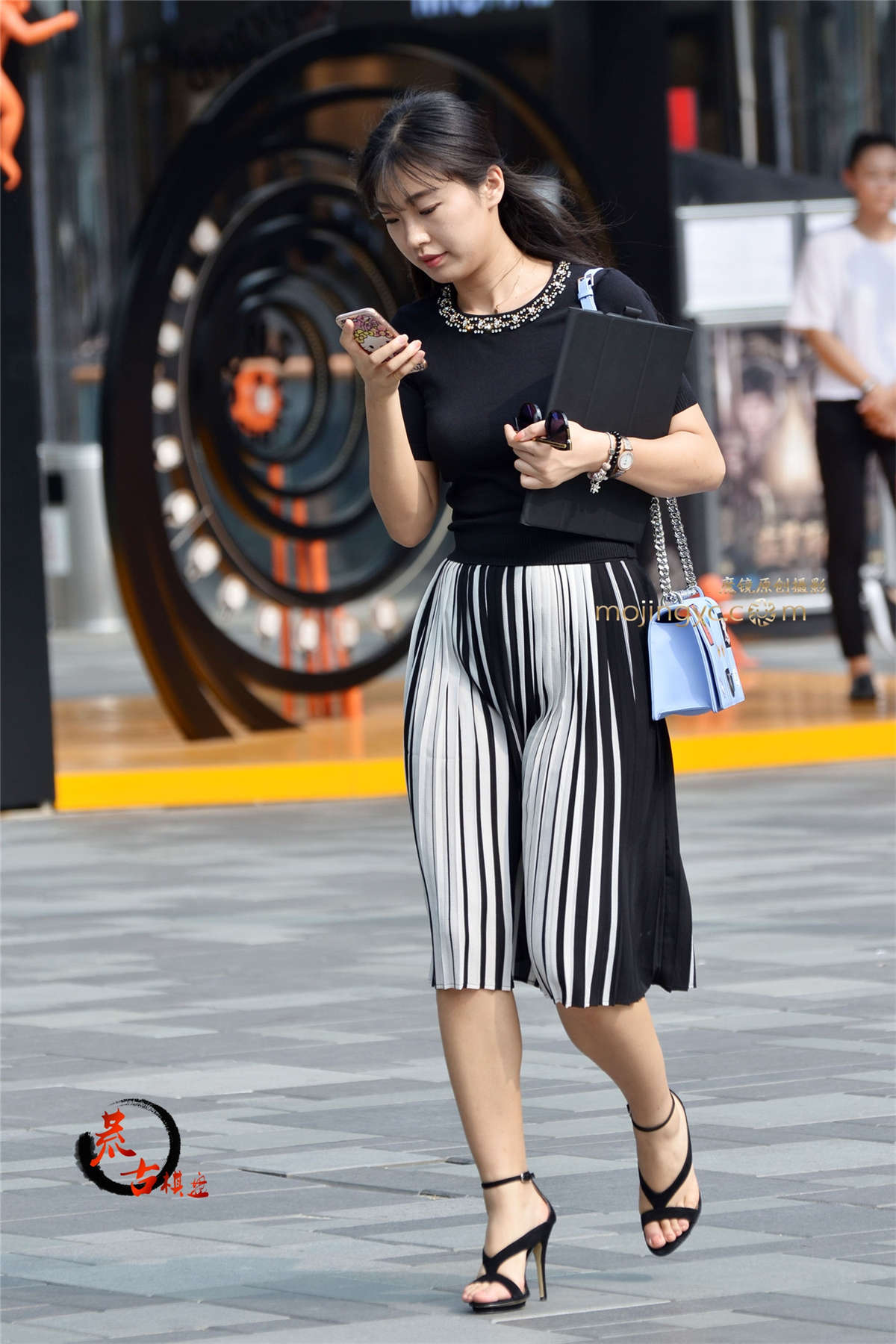 图片[2]-16.8.24 黑白条格裙子，简约高跟凉鞋-日更街拍