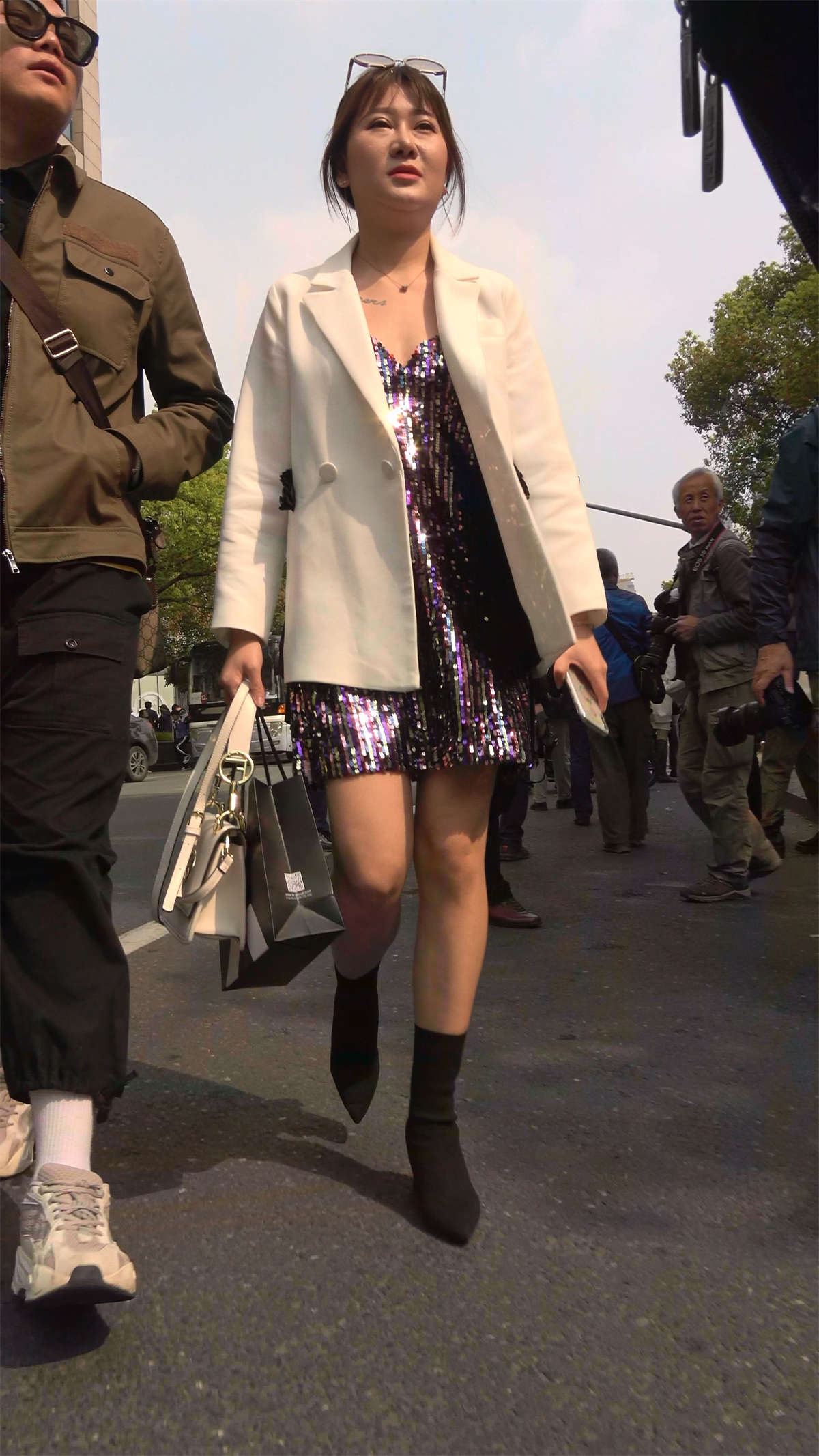 图片[2]-美女这裙子一闪一闪亮晶晶-日更街拍