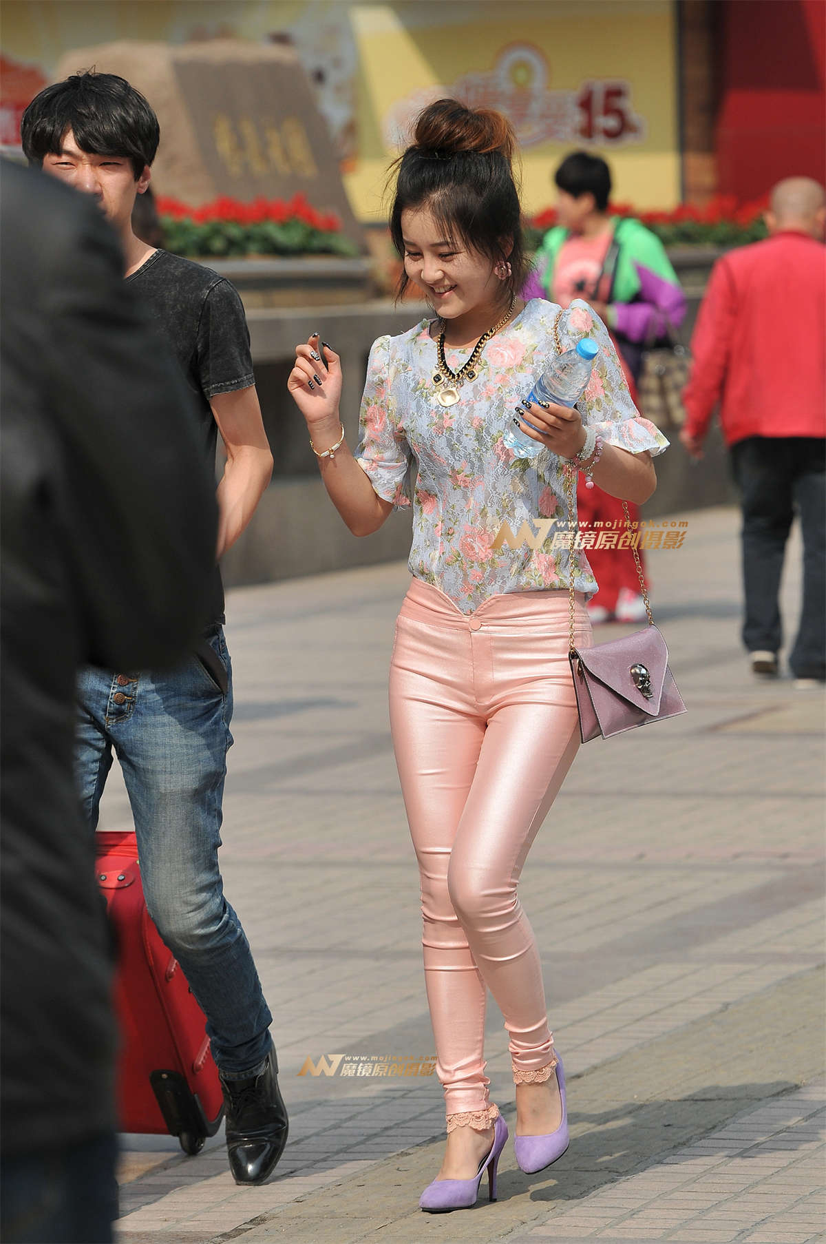 亮粉紧身裤 紧致性感-日更街拍