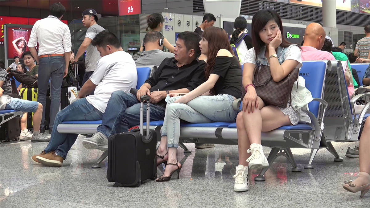 图片[2]-旁边的小伙子愣是吃饱了-日更街拍