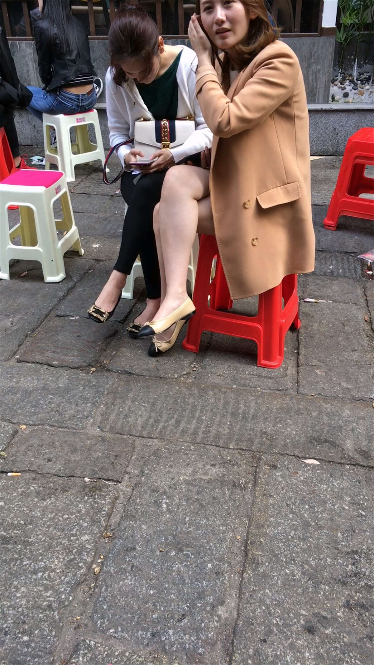 短裤美女极品大白腿-日更街拍