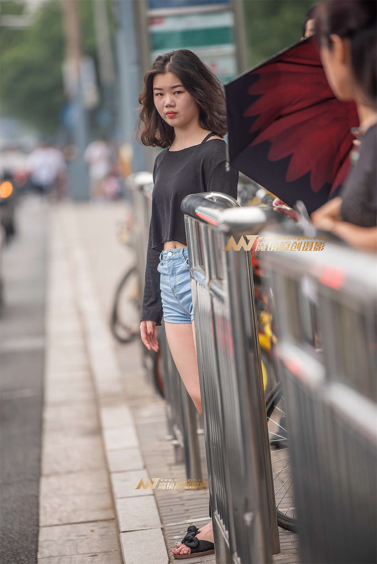 【赛德克赛帖】等公交的紧牛短裤小妹-日更街拍