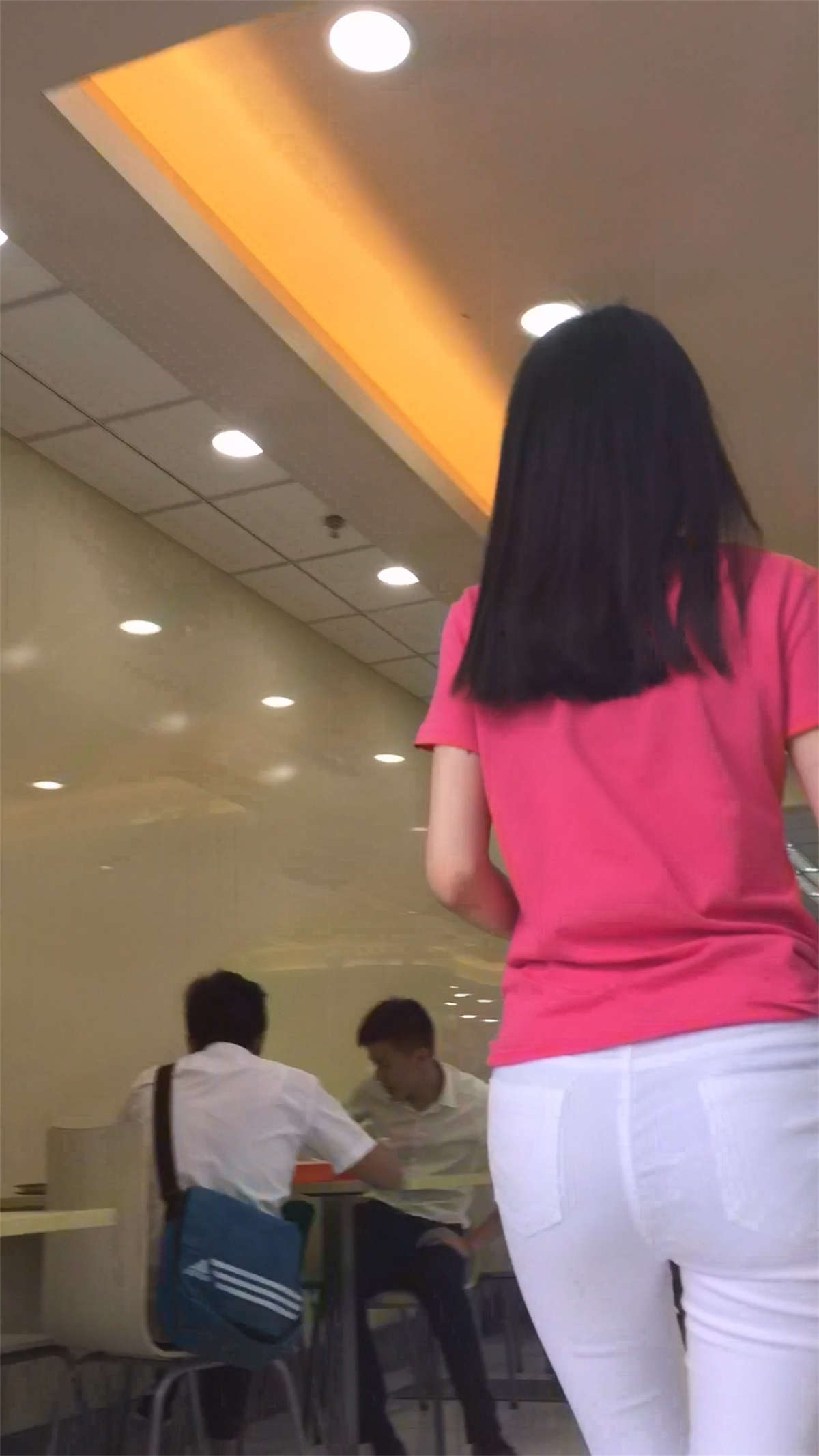 超紧白裤圆臀T恤衫美女-日更街拍