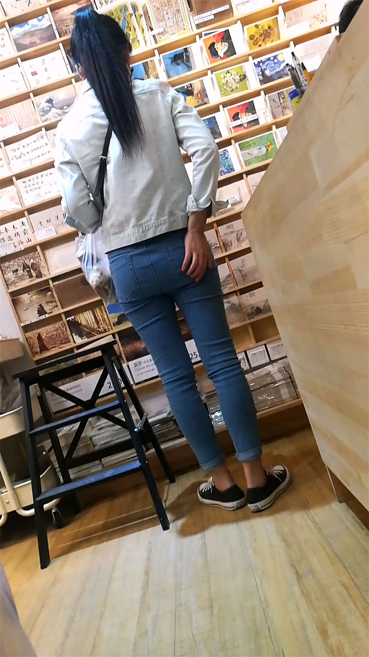 紧身蓝牛马尾辫清纯学妹-日更街拍