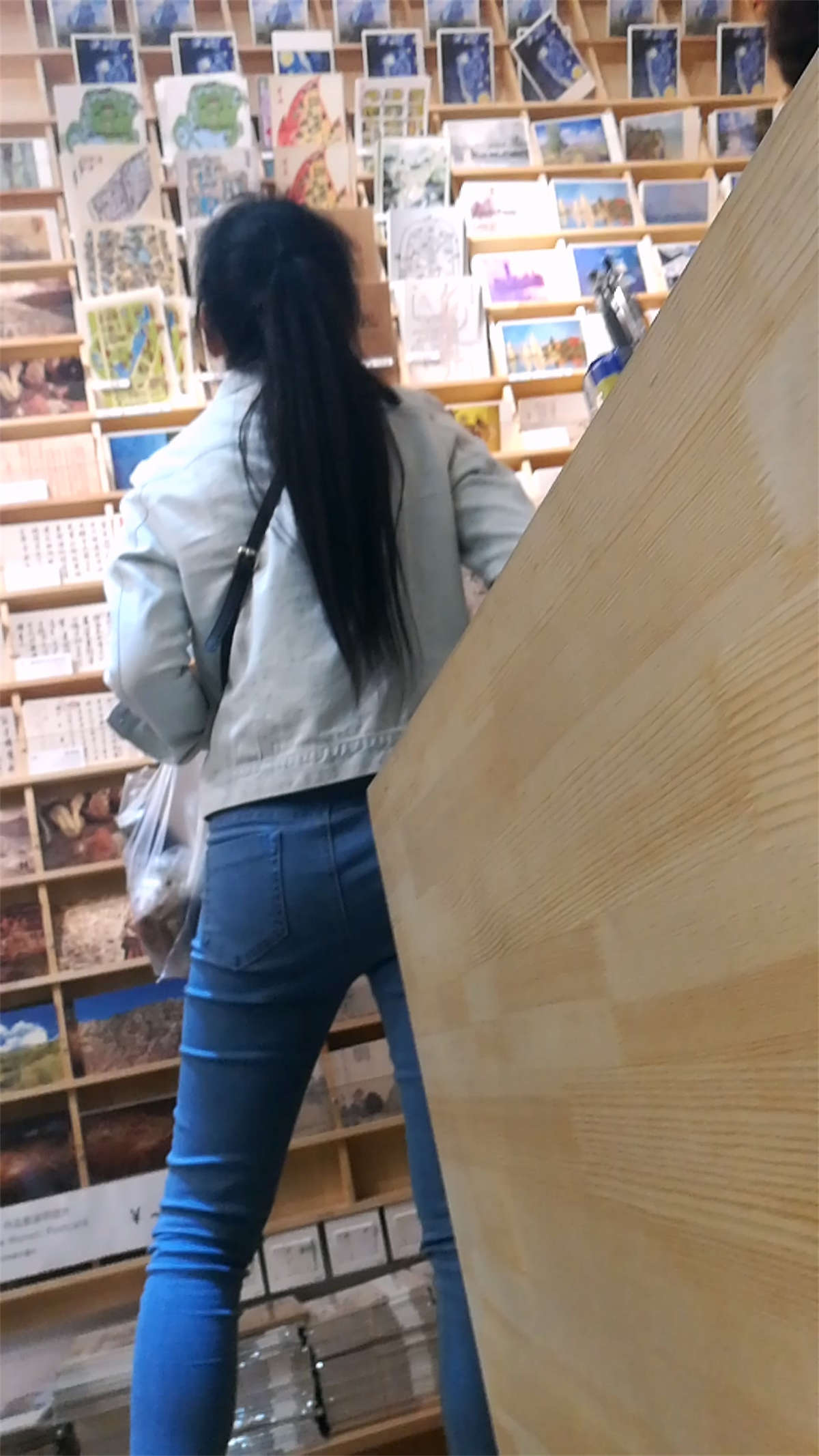 图片[2]-紧身蓝牛马尾辫清纯学妹-日更街拍