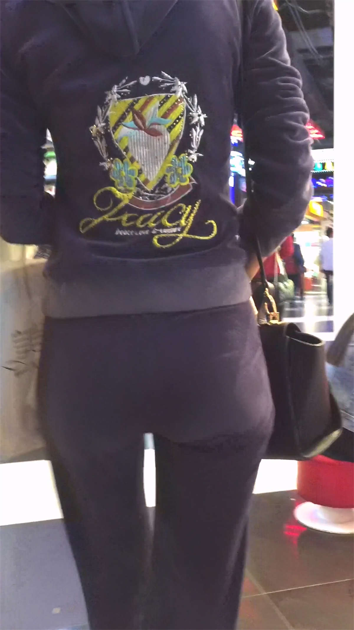 图片[2]-超翘咖啡紧身裤-日更街拍