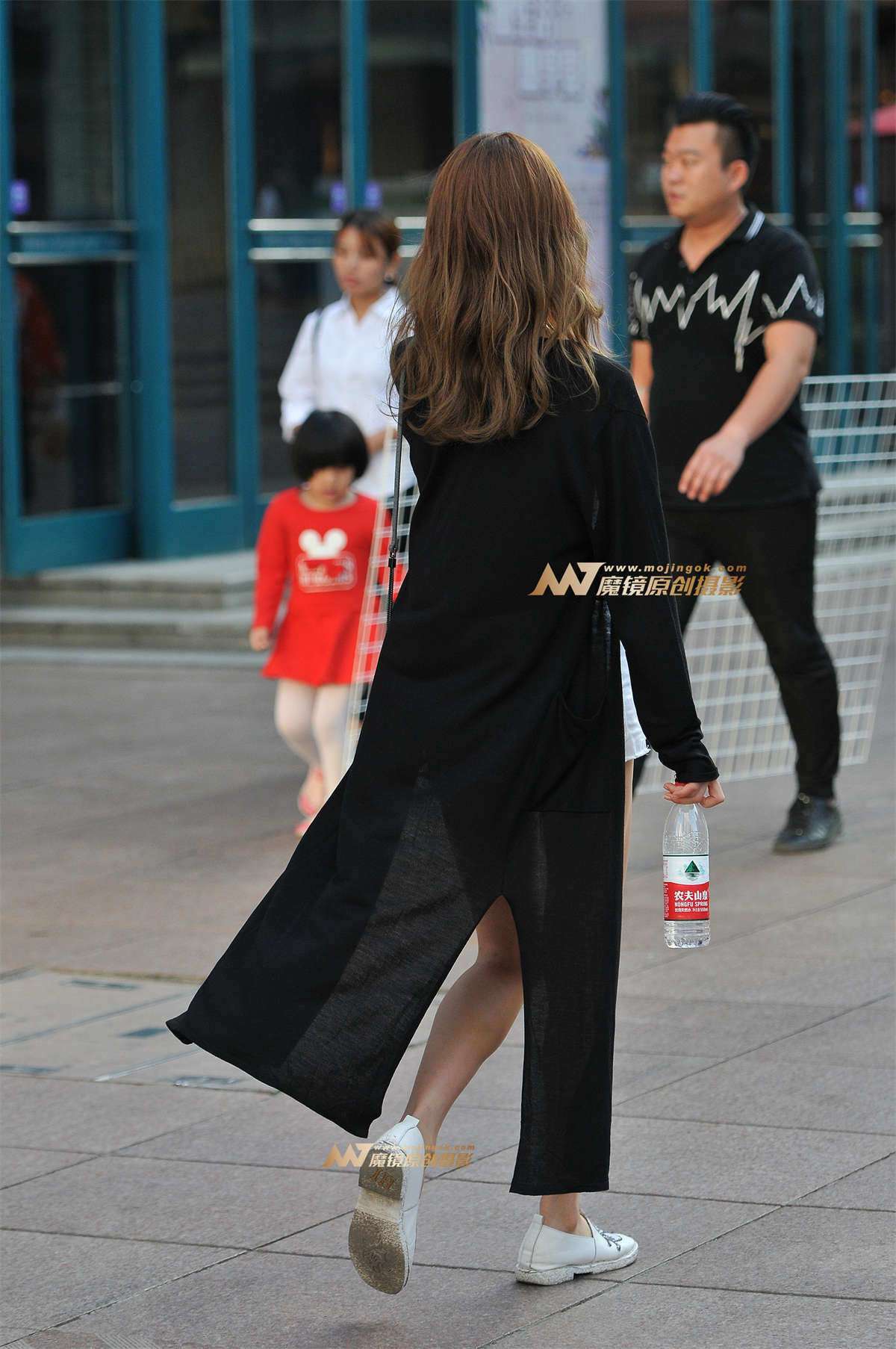 图片[2]-白色热裤 修长美腿美女-日更街拍