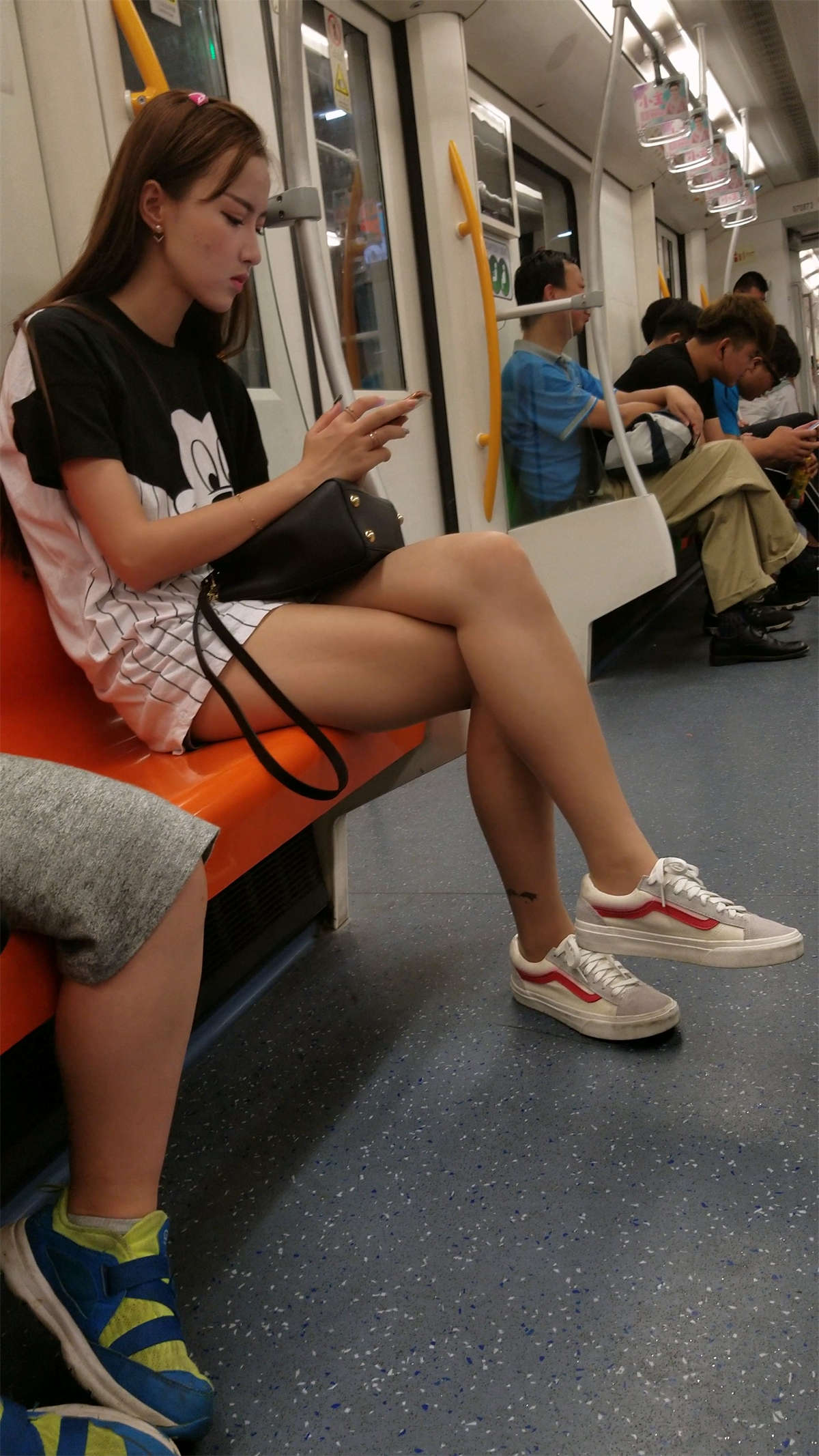 白色板鞋肉色丝袜白腿年轻美眉-日更街拍