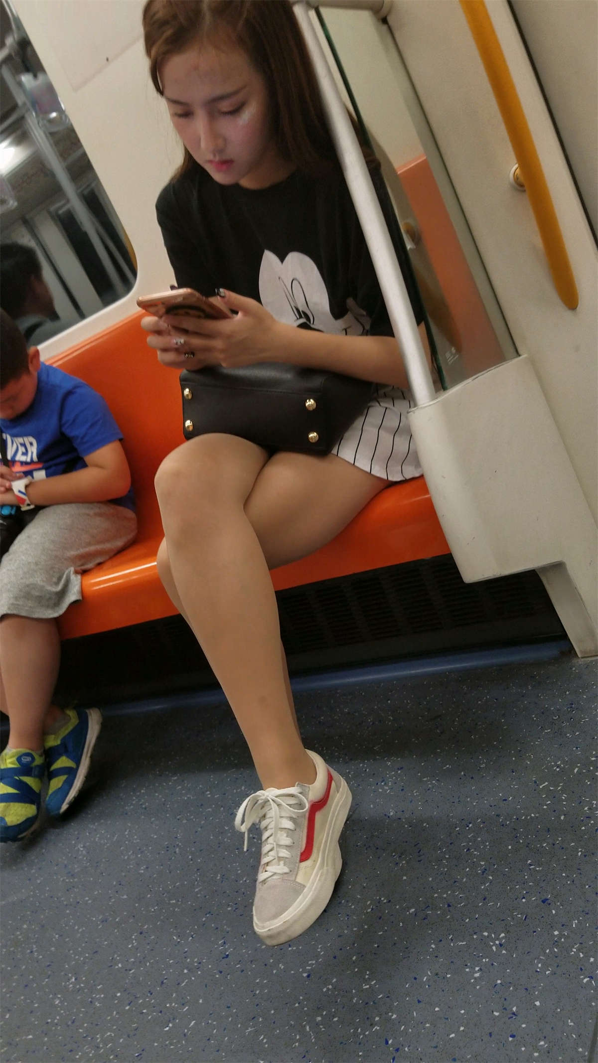 图片[2]-白色板鞋肉色丝袜白腿年轻美眉-日更街拍