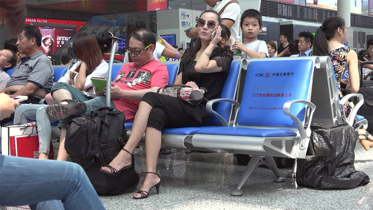 图片[2]-气质少妇的一双高跟艳足，细带衬托出脚的骨感，全程超清特写描述-日更街拍