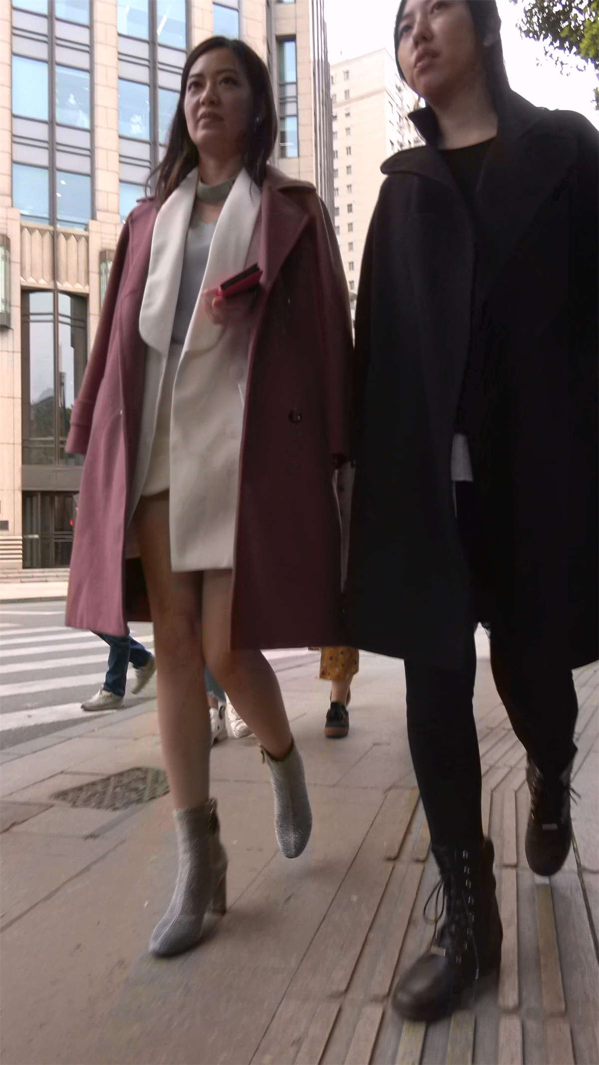 图片[2]-长大衣时尚成熟美女-日更街拍