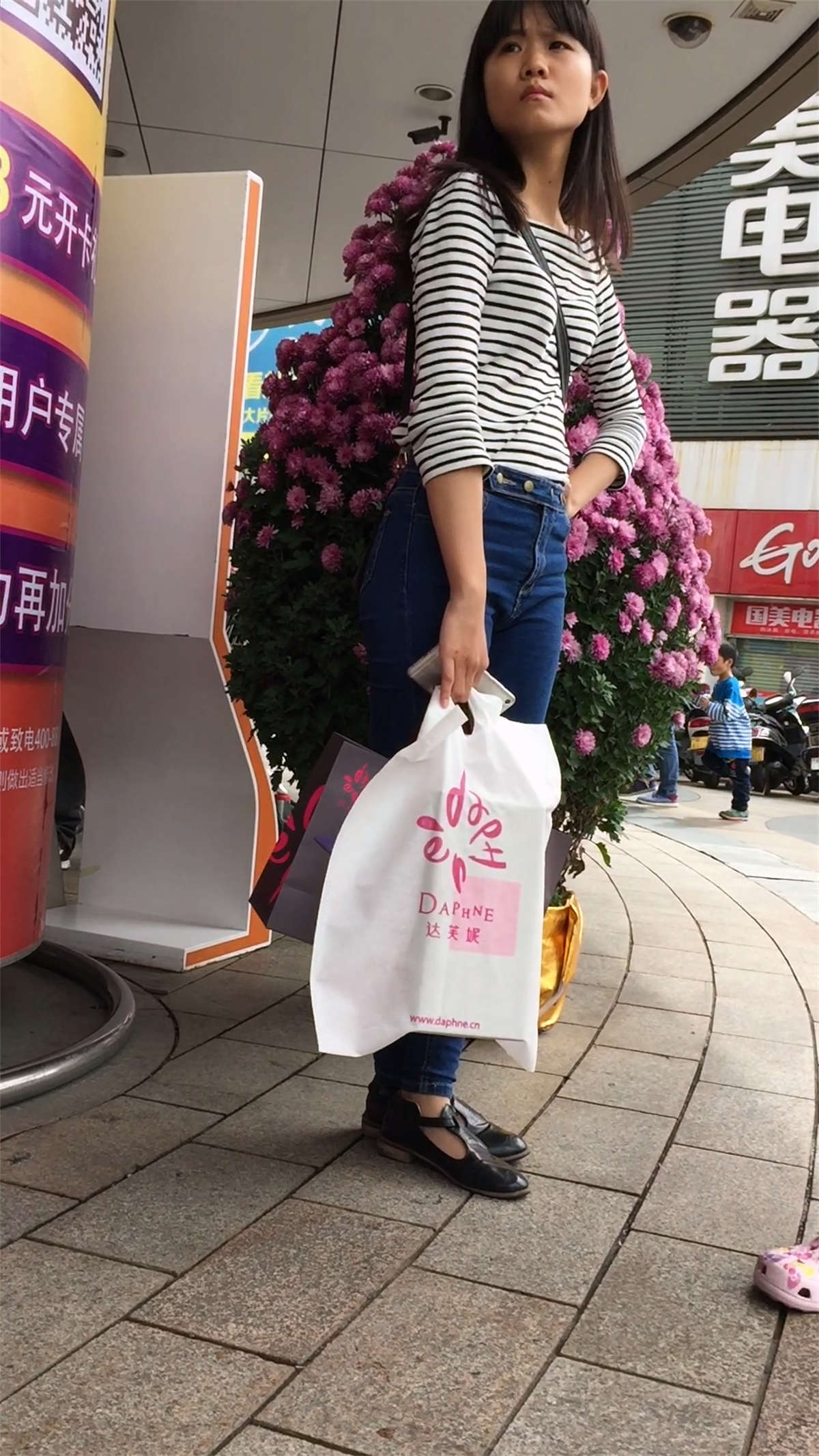 苗条身材紧身蓝色牛仔裤MM-日更街拍