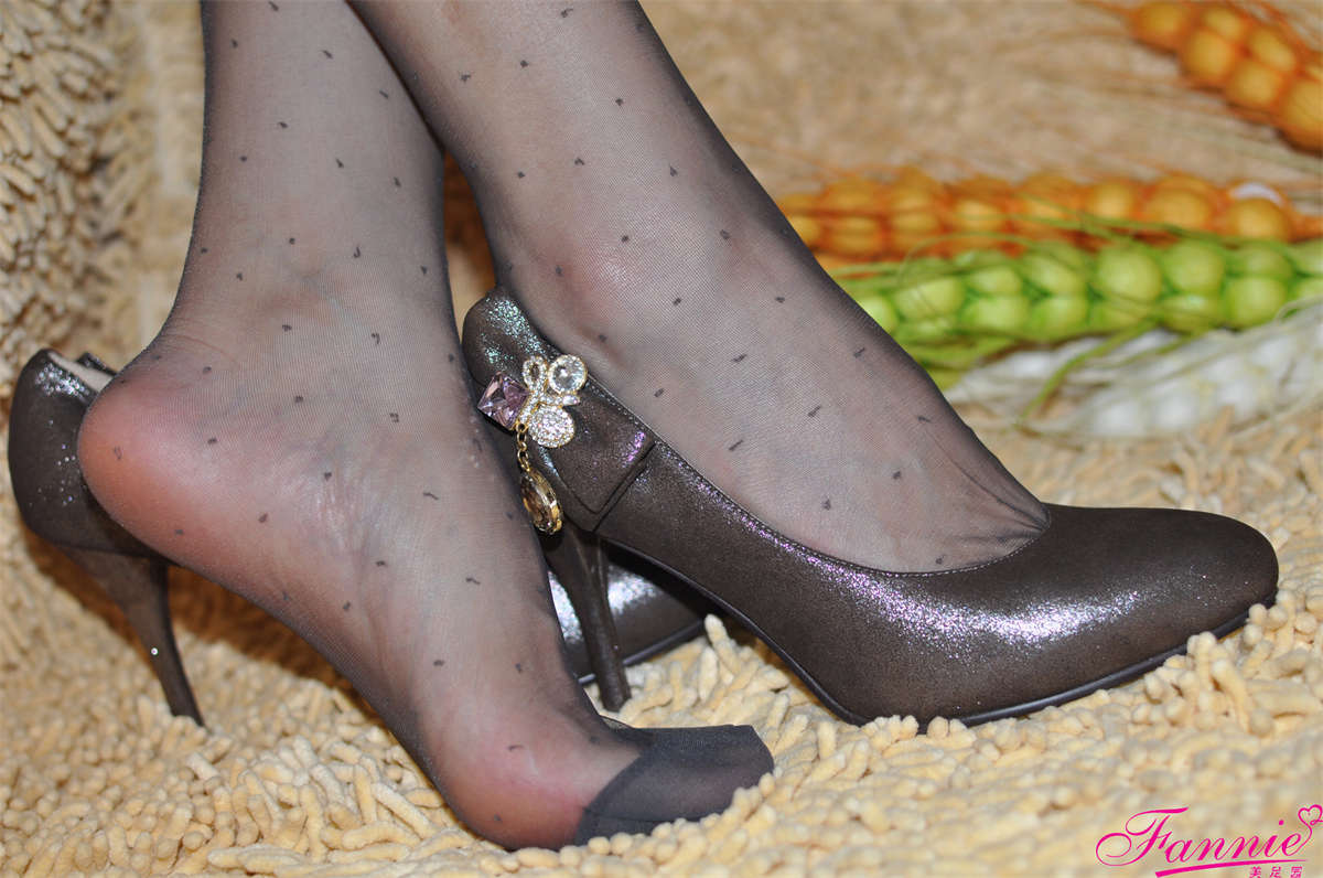 Fannie芬妮美足园NO.346 夏日柔情（黑色长丝）-日更街拍