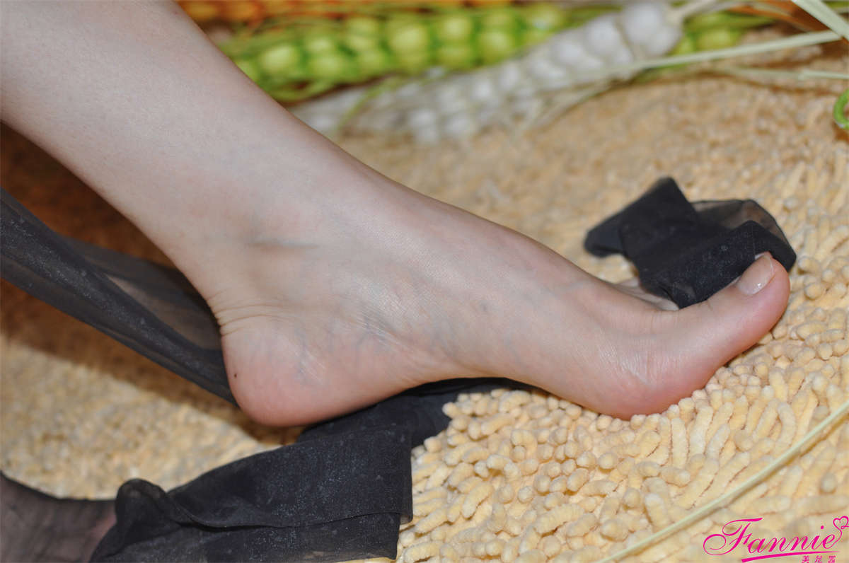 图片[2]-Fannie芬妮美足园NO.346 夏日柔情（黑色长丝）-日更街拍