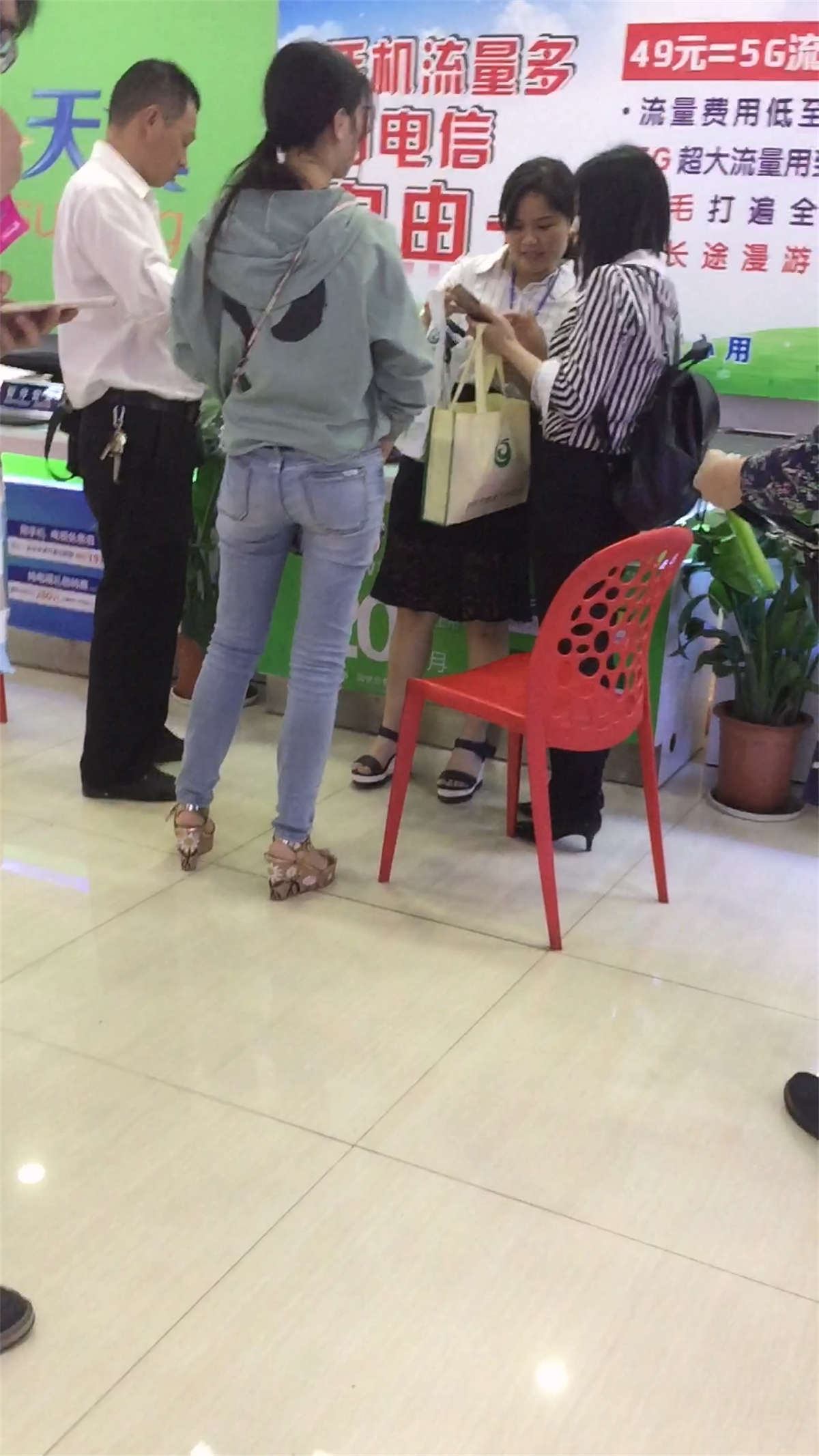 图片[2]-紧身蓝牛坡高跟美颜气质美女-日更街拍