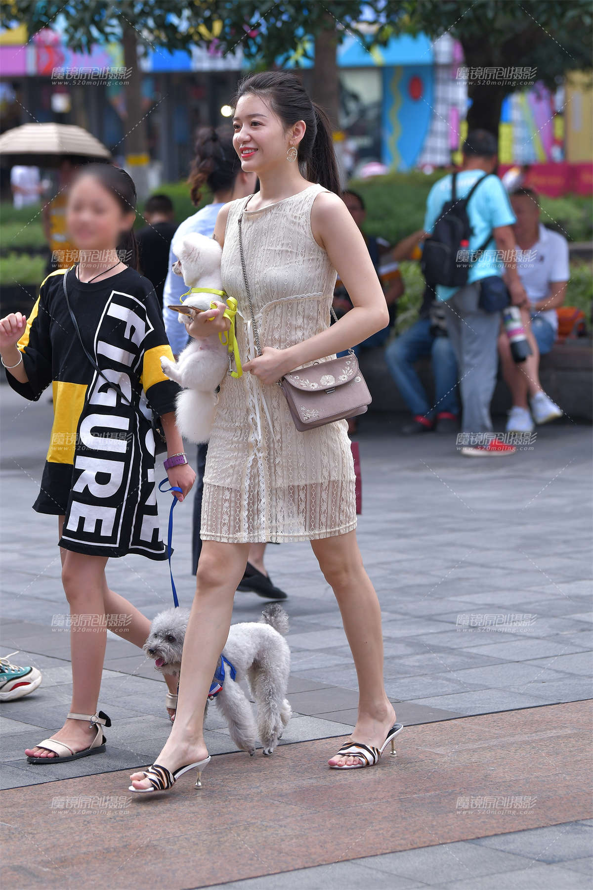 【视觉冲击赛贴】遛狗美女，迷倒我了~-日更街拍