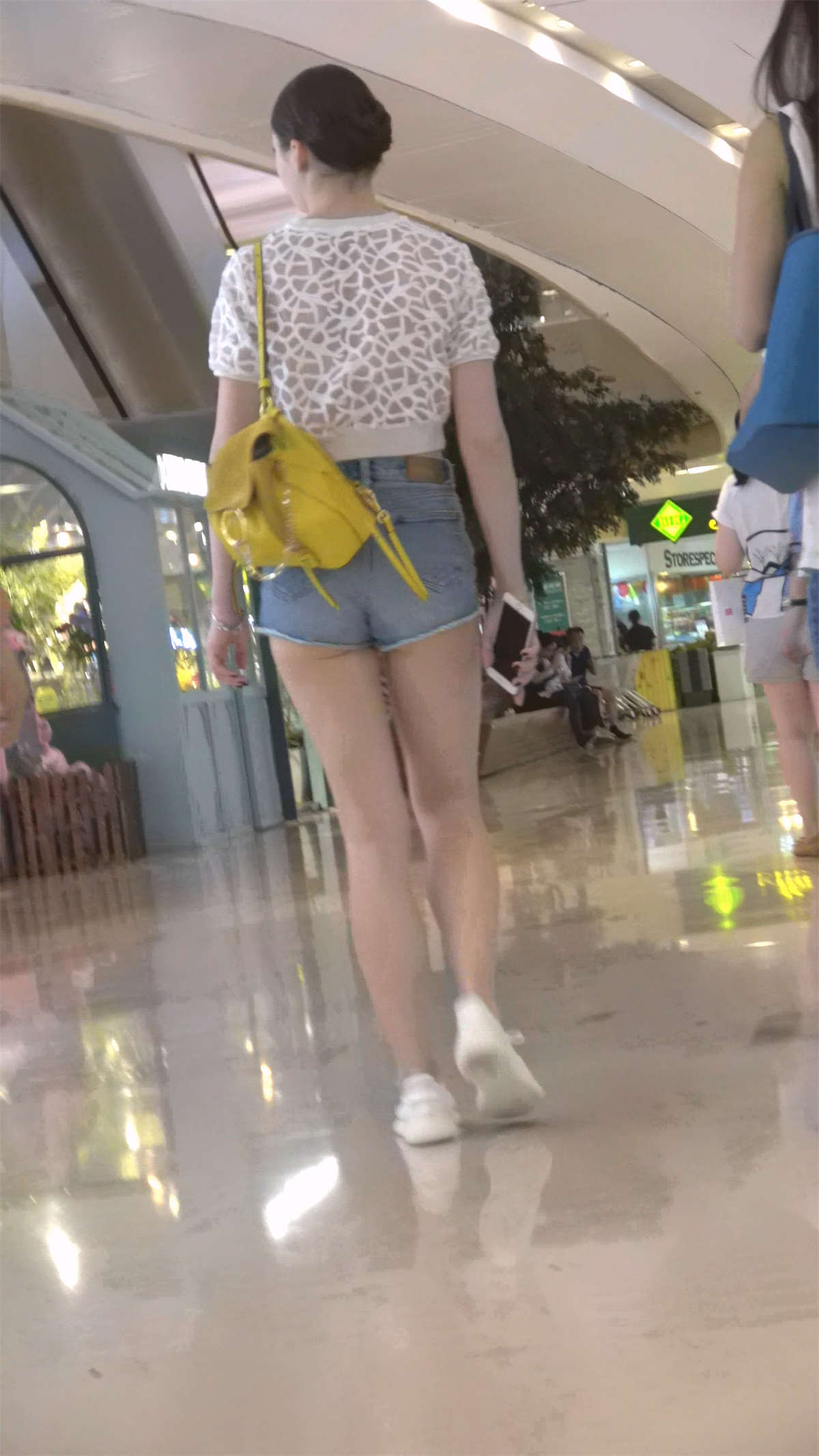 图片[2]-白色性感短裤美女翘臀-日更街拍