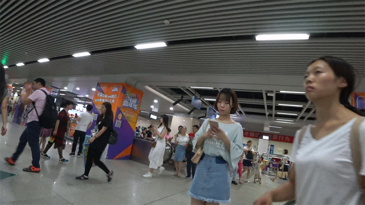 地铁跟拍蓝色牛仔短裙年轻美眉-日更街拍