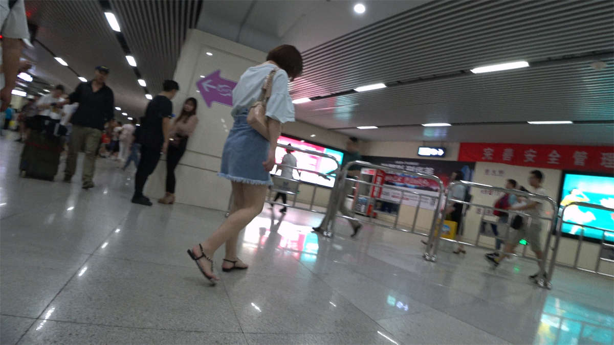 图片[2]-地铁跟拍蓝色牛仔短裙年轻美眉-日更街拍