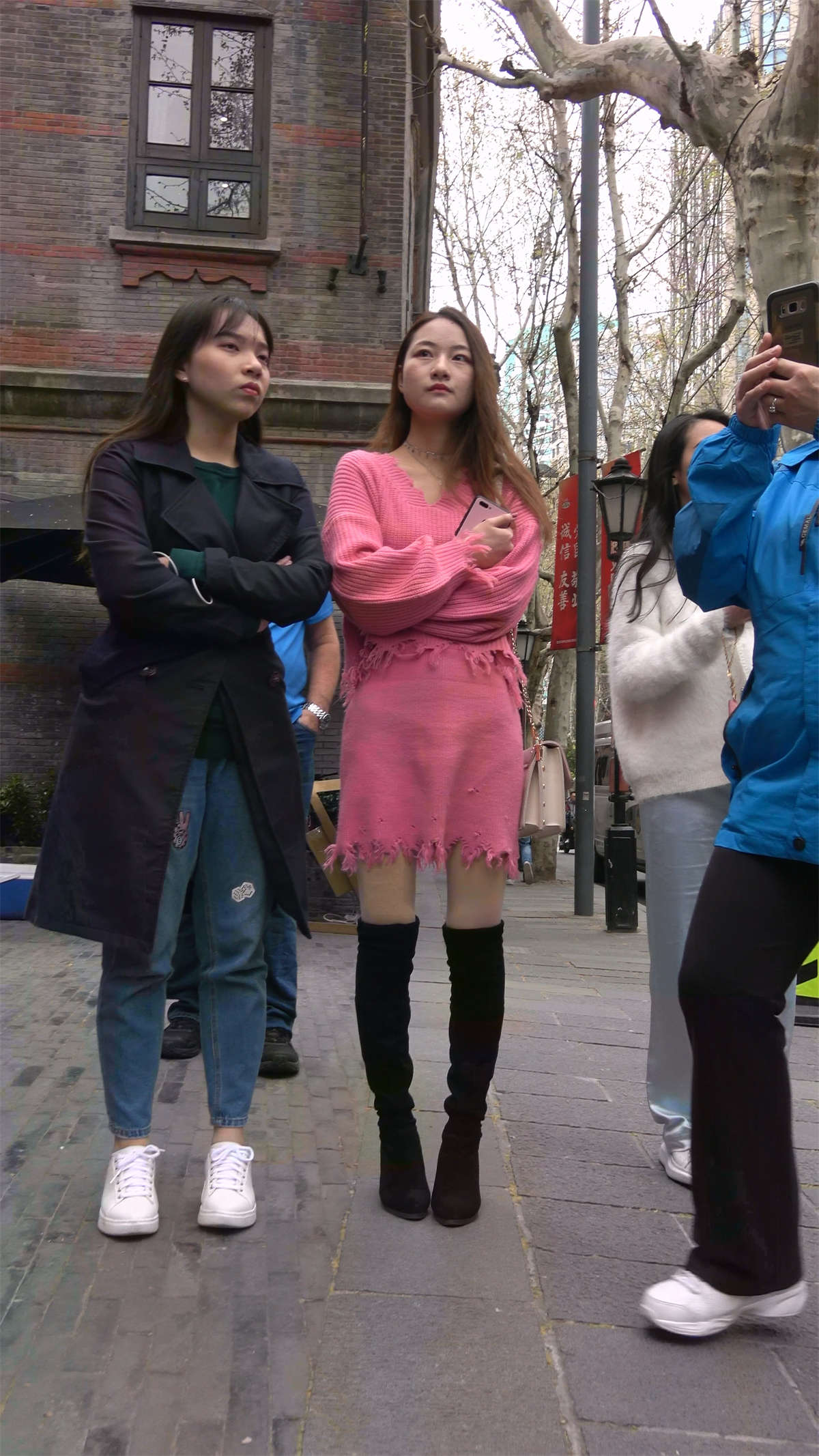 长靴美腿粉色毛衣美女-日更街拍