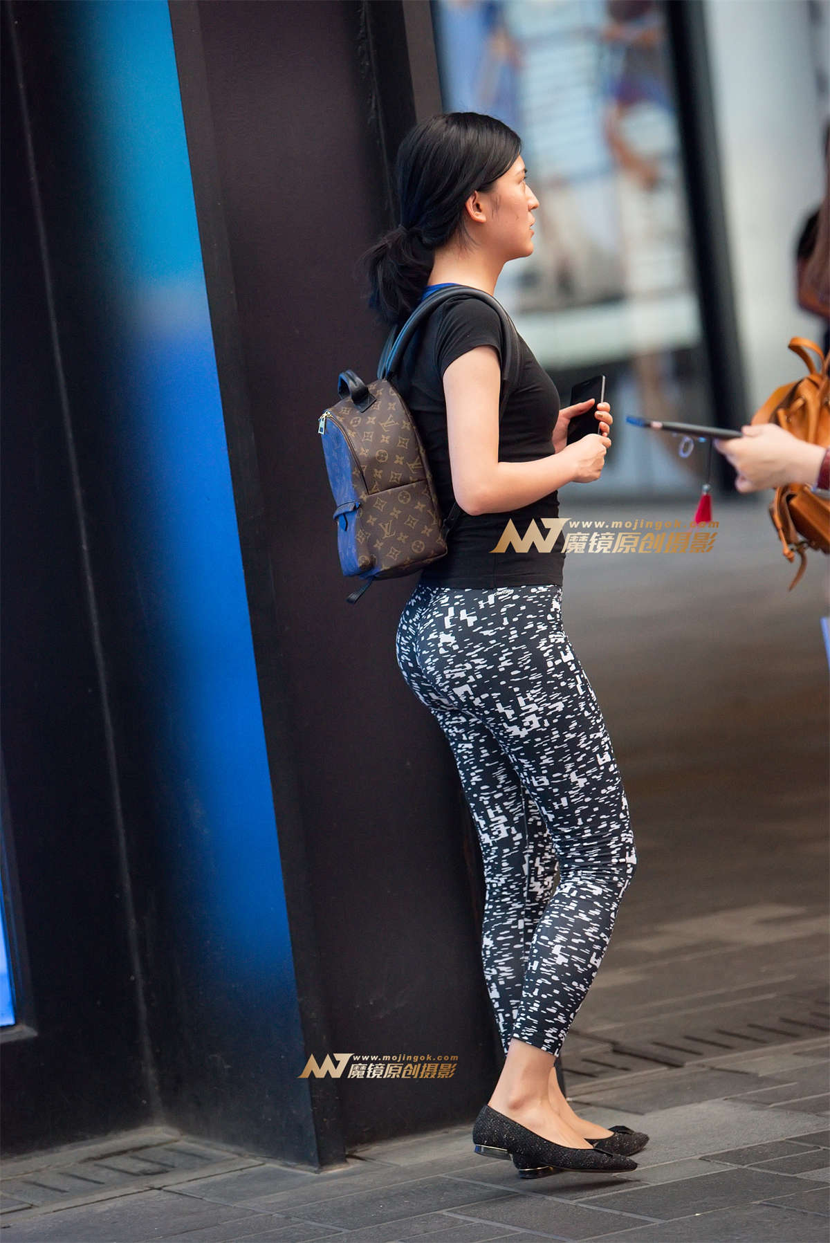 图片[2]-【赛德克赛帖】罕见的迷彩紧身翘臀少妇-日更街拍