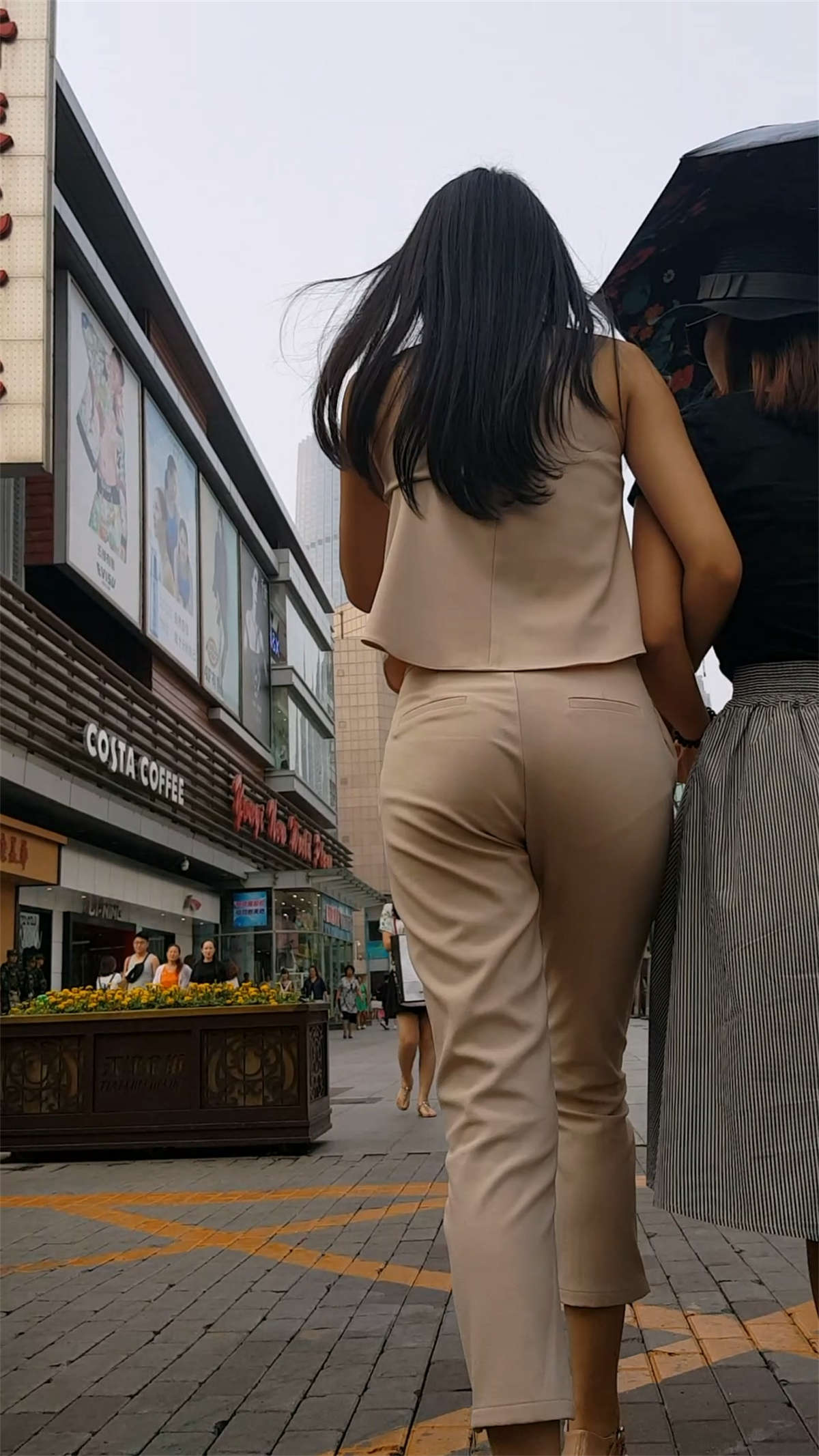 图片[2]-高挑身材紧裤显内痕少妇-日更街拍