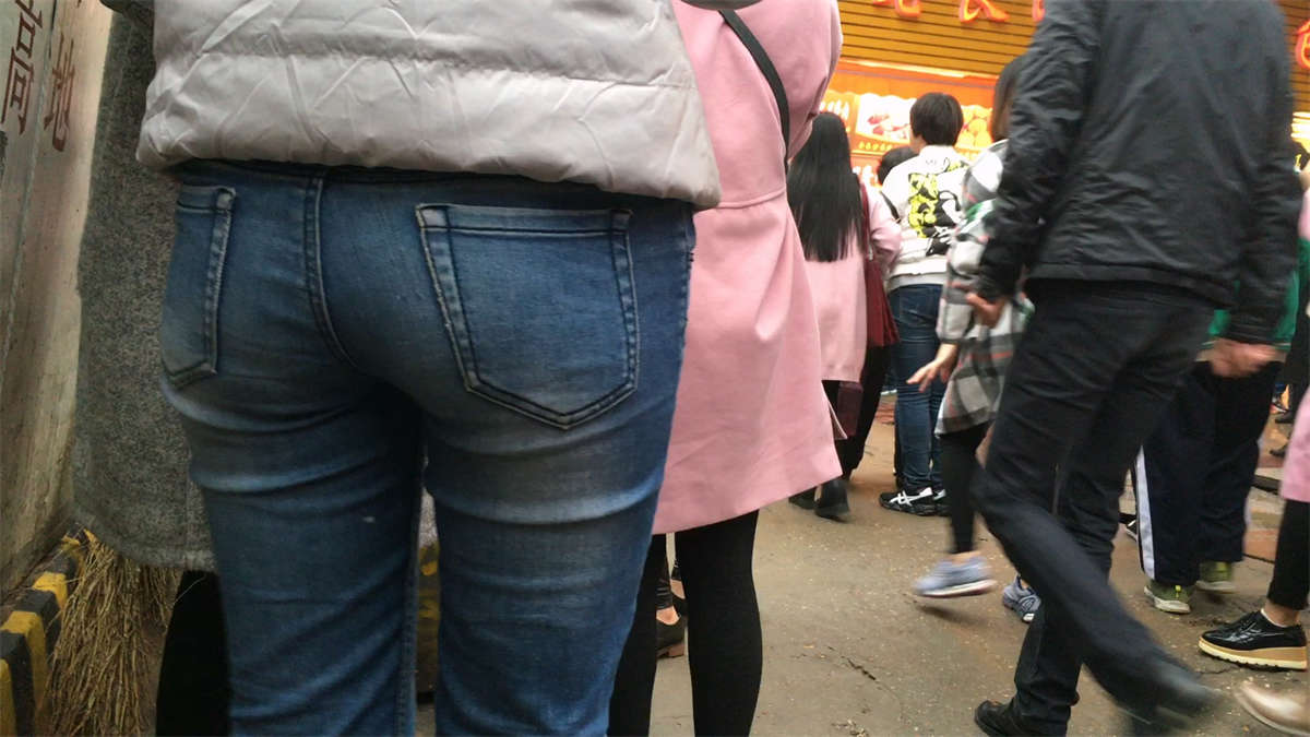 美女的圆臀紧身牛仔裤-日更街拍