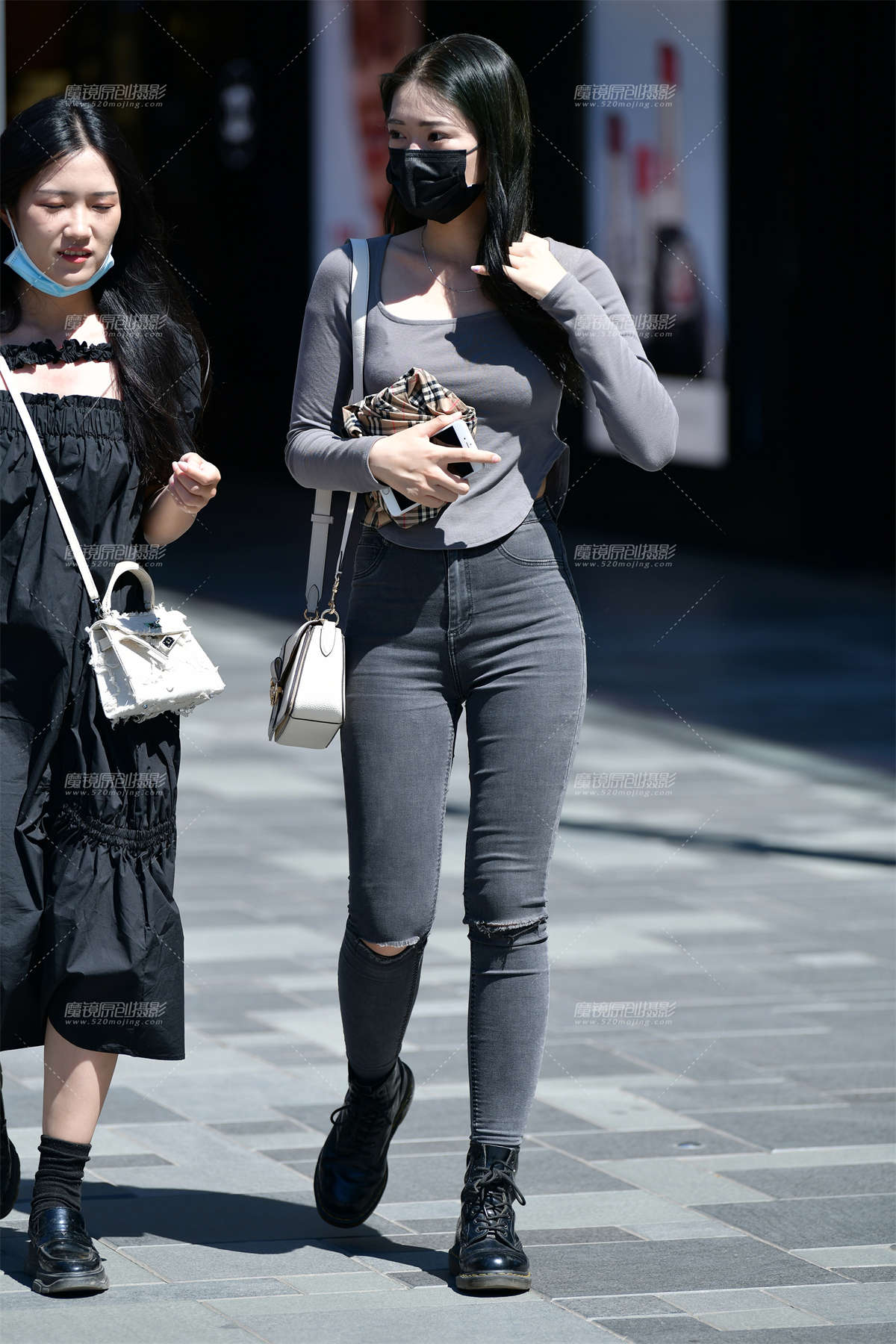 图片[2]-★聊天逛街牛仔裤美女-日更街拍