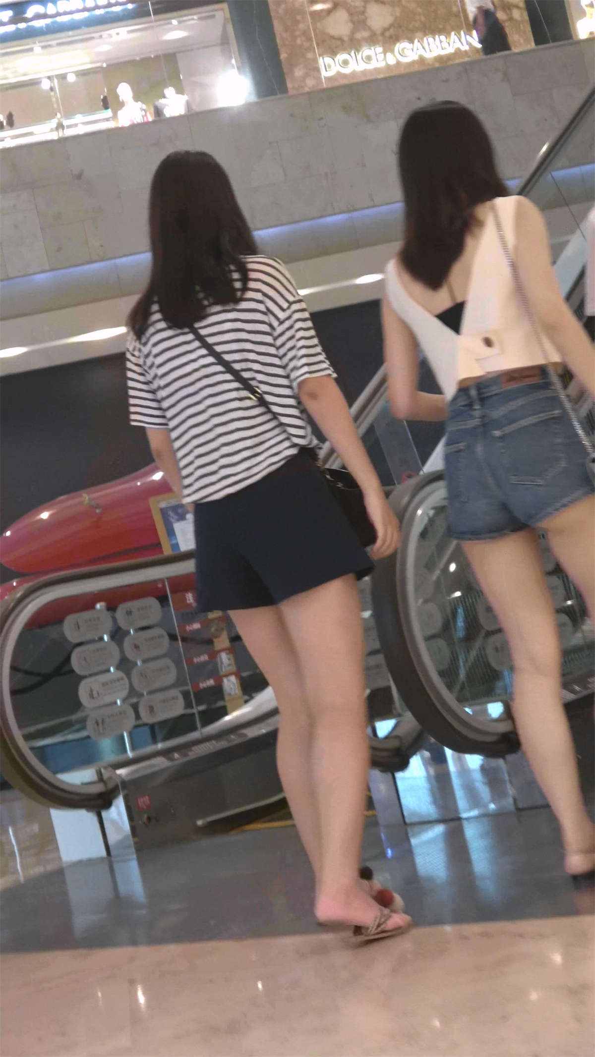 气质牛仔短裤美女-日更街拍