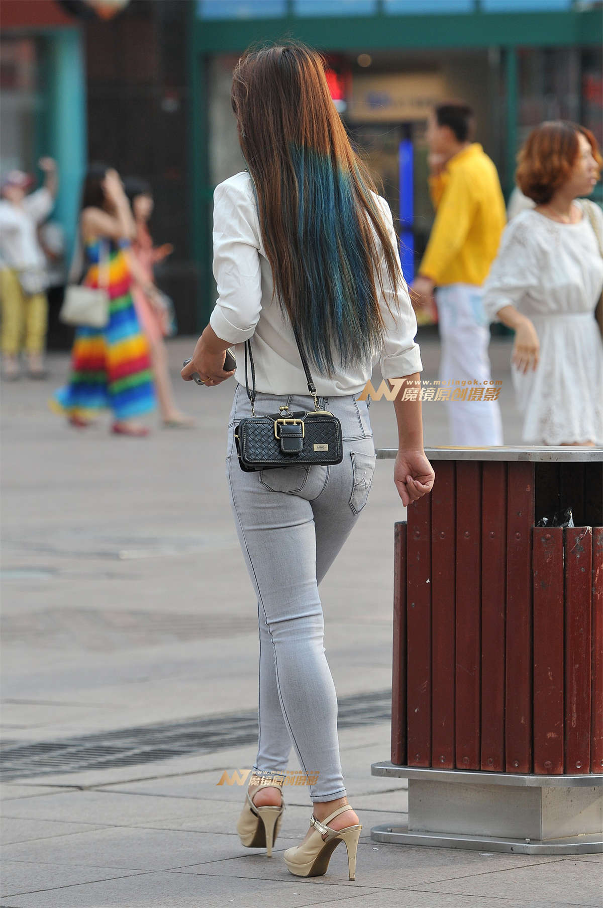 图片[2]-漂染长发 非常紧致的浅灰牛仔圆臀-日更街拍