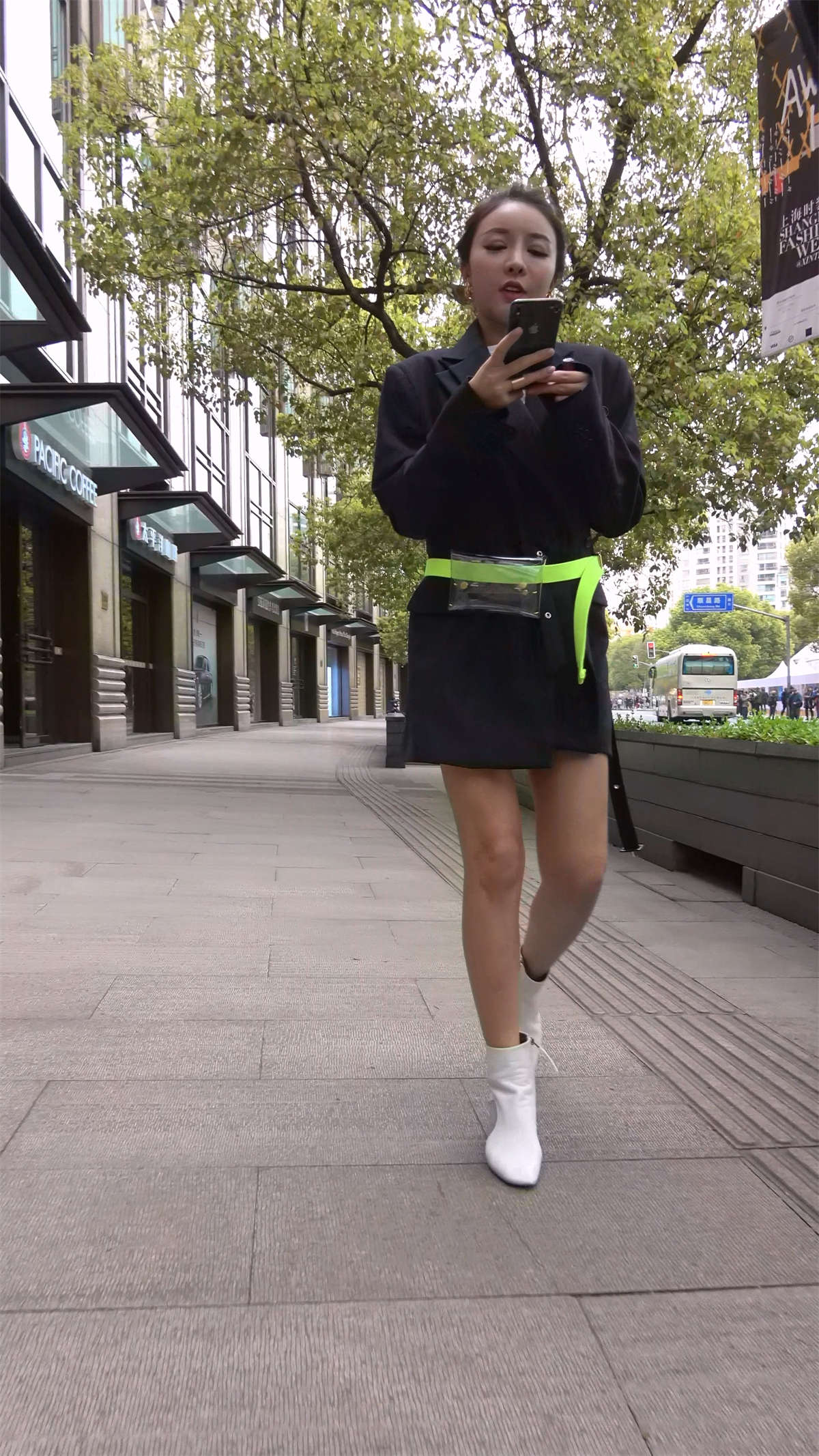 着急着去约男友的妹子-日更街拍
