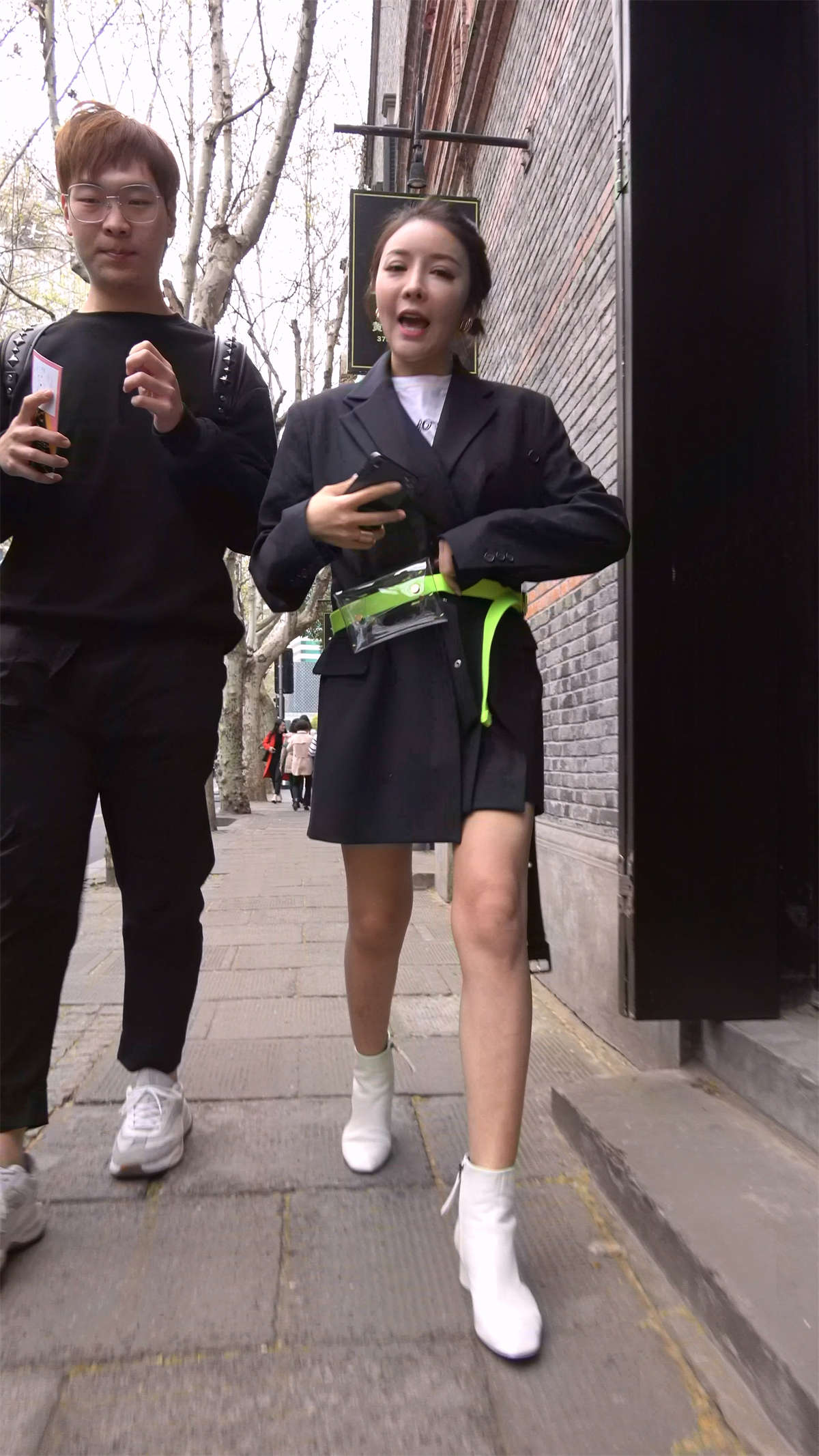 图片[2]-着急着去约男友的妹子-日更街拍