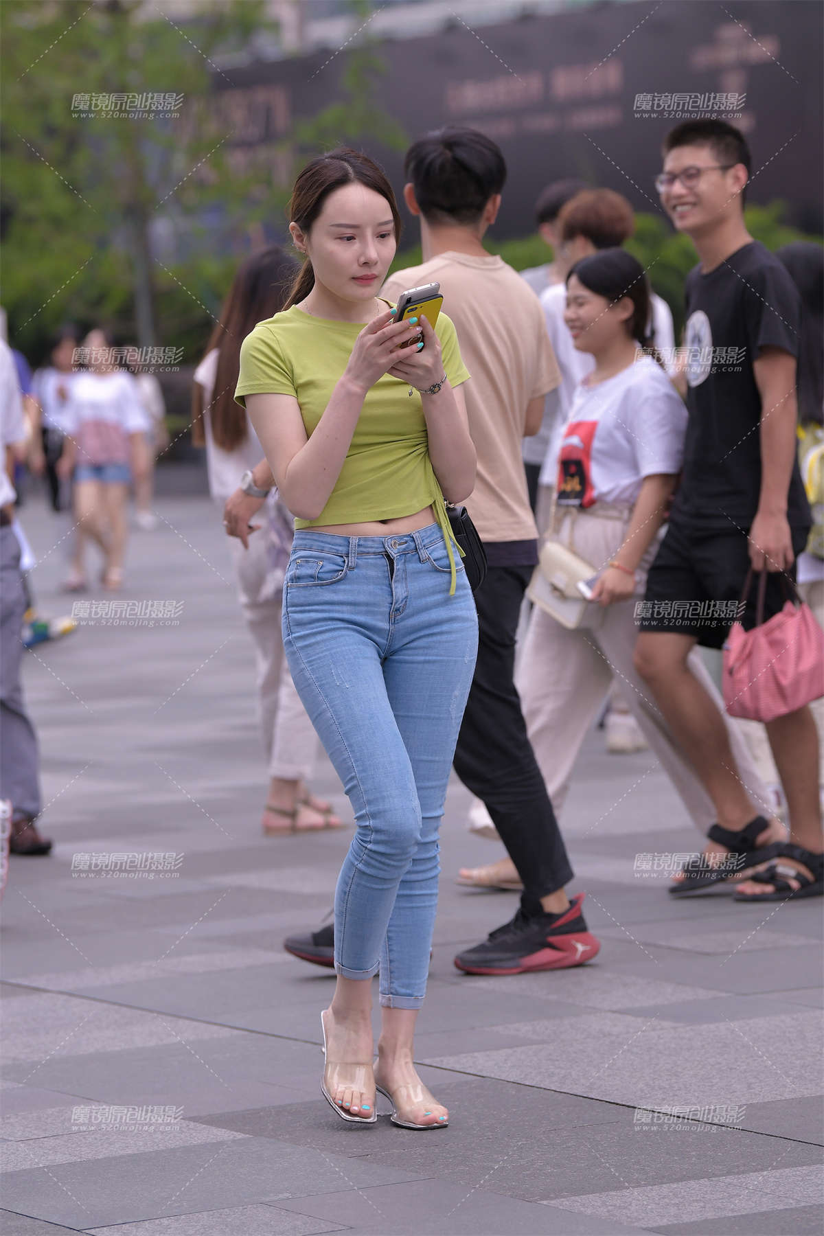 【视觉冲击赛贴】露肚脐的紧牛小姐姐-日更街拍