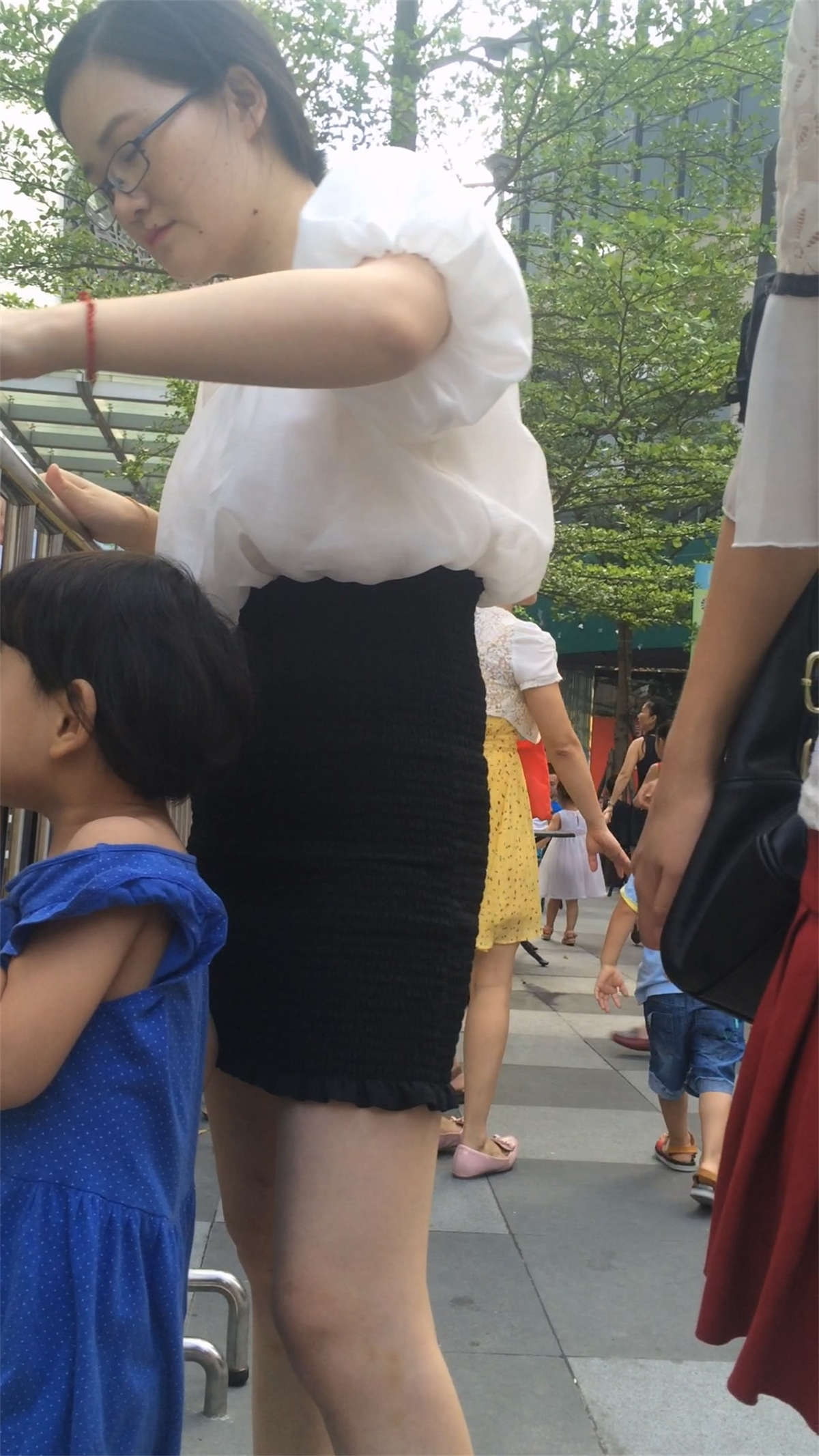 黑色高腰包臀裙白腿性感少妇-日更街拍