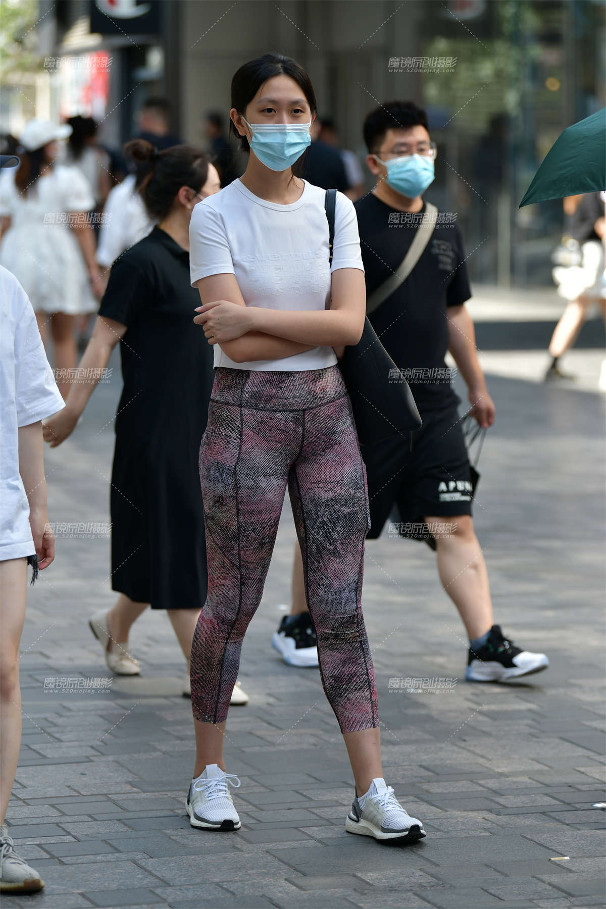 ★漫步紧身裤美女插图1