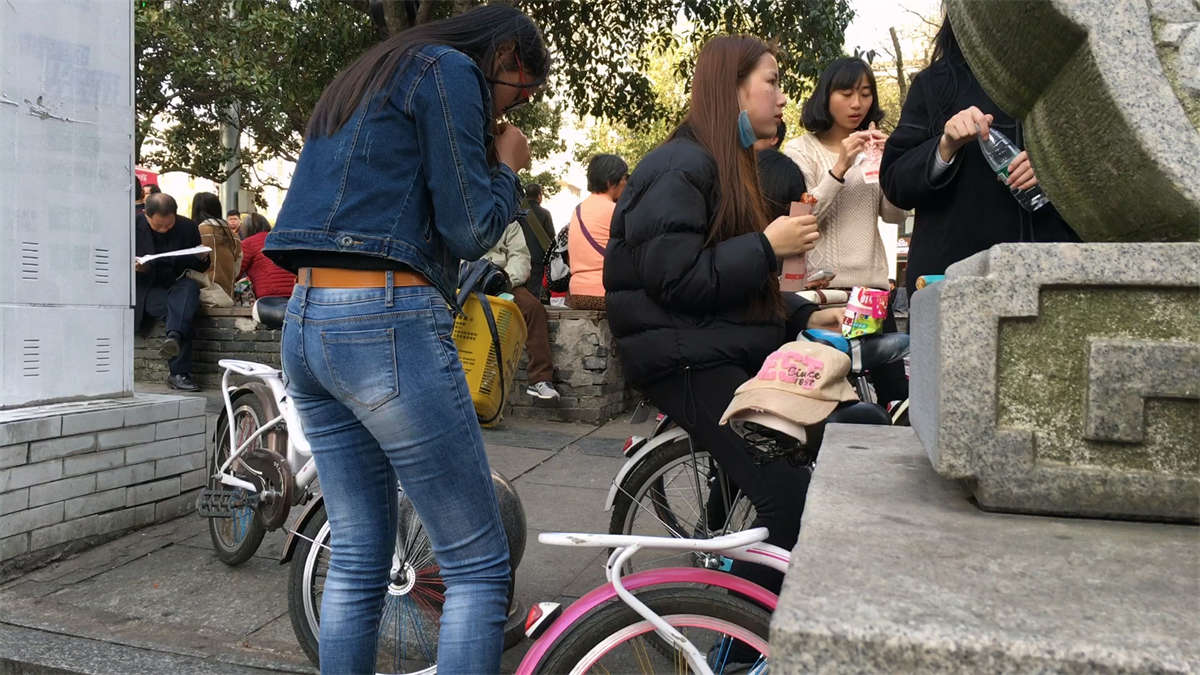 图片[2]-紧身牛仔美女-日更街拍