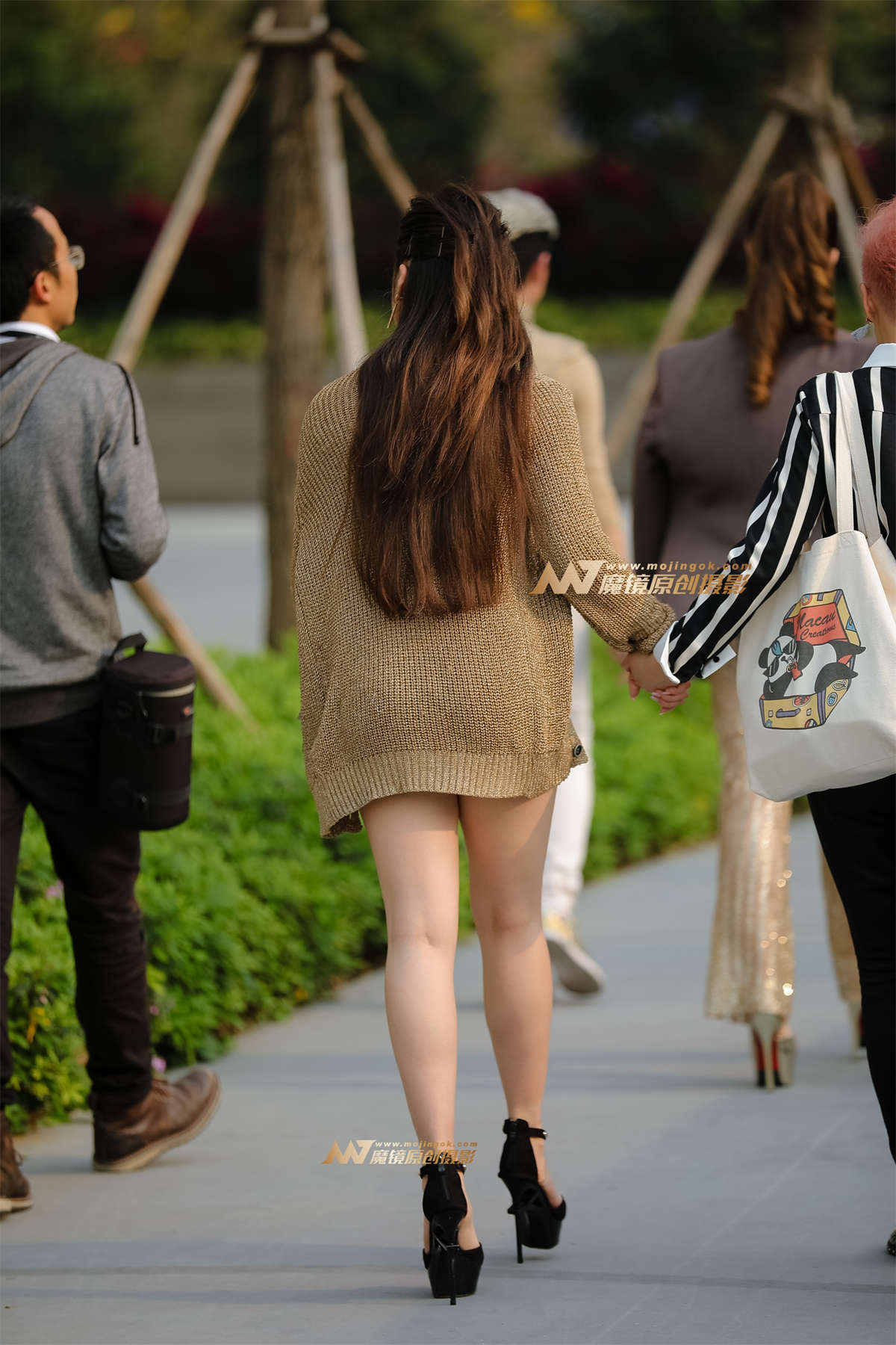 图片[2]-【凯恩赛帖】紧身包臀裙若隐若现 散发诱人的味道-日更街拍