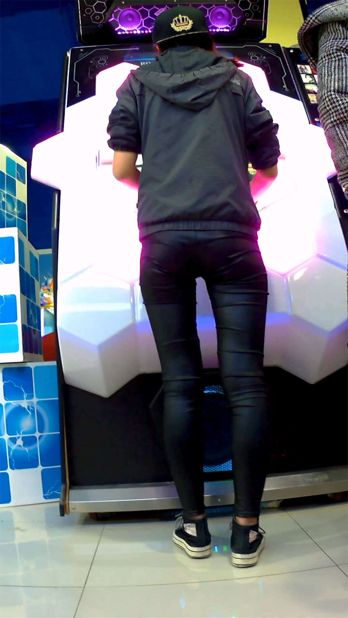 图片[2]-黑色紧身宽臀学生妹-日更街拍