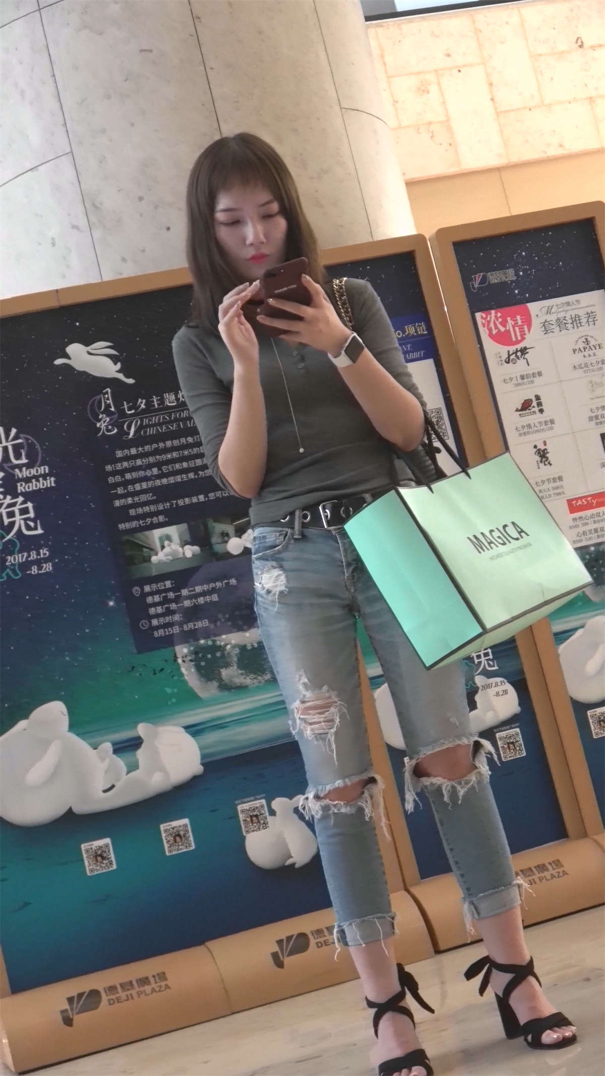 个性的蓝色牛仔美女-日更街拍