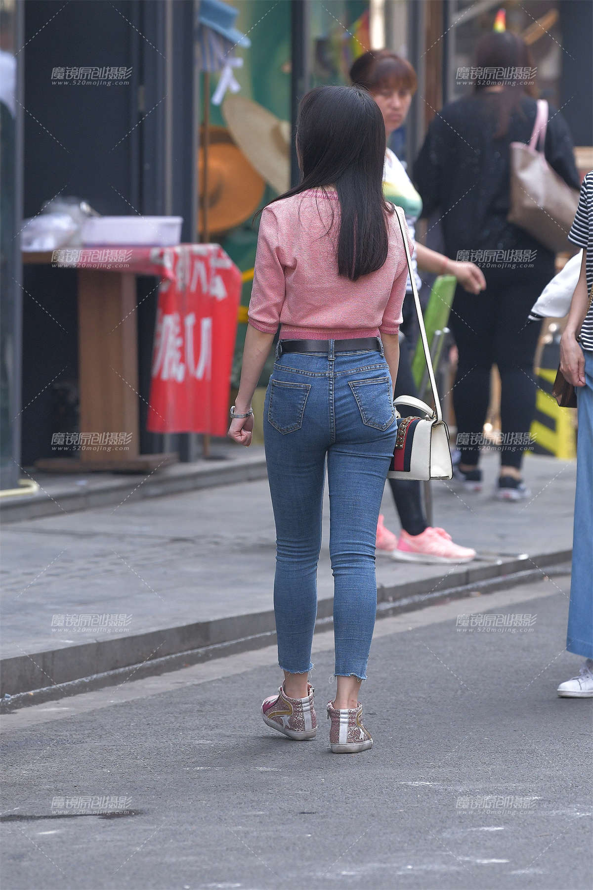 图片[2]-【视觉冲击赛贴】买撸串串的紧牛美眉-日更街拍